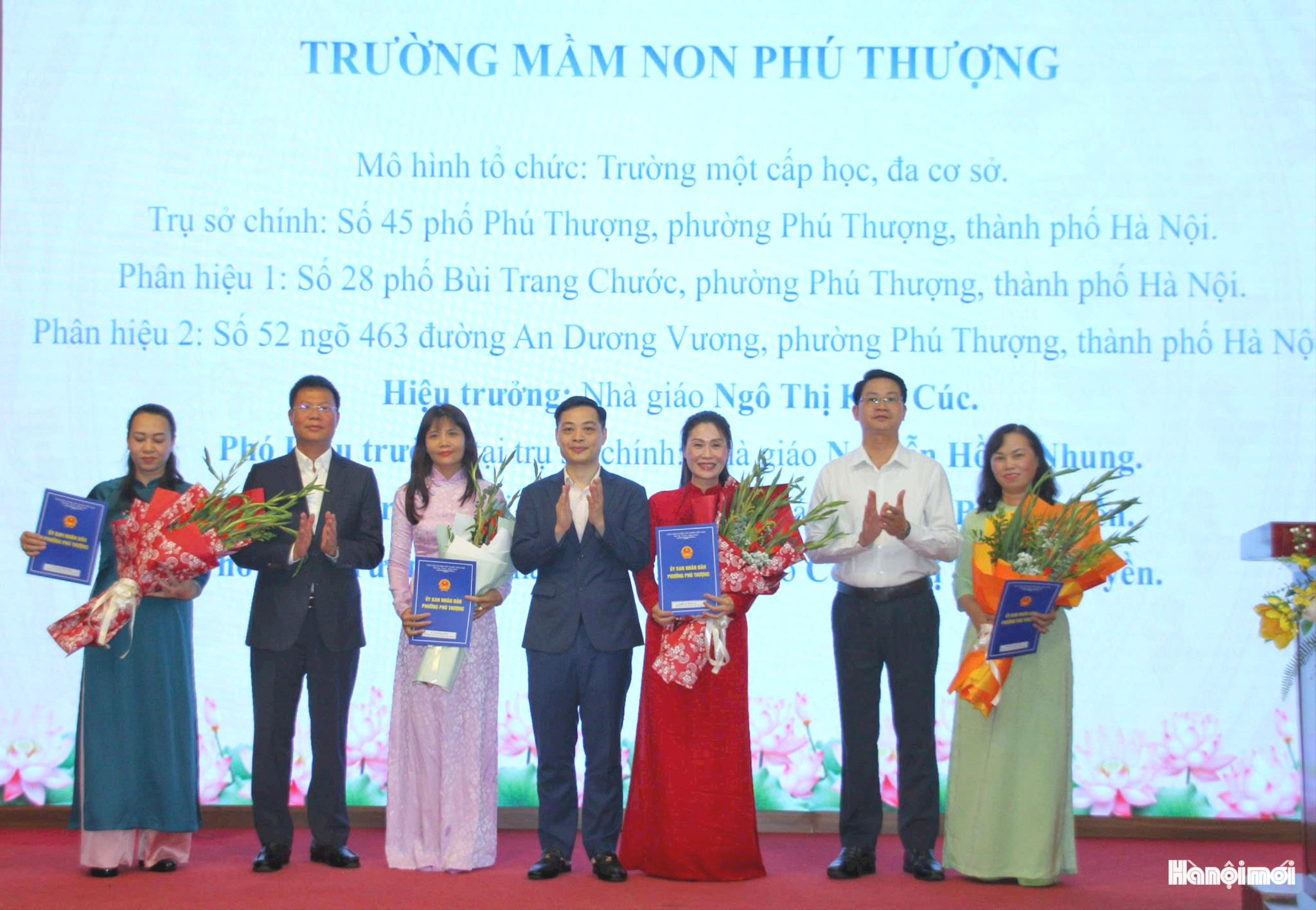 Lãnh đạo phường Phú Thượng trao quyết định và chúc mừng Ban Giám hiệu Trường Mầm non Phú Thượng. Ảnh: Cao Kỳ
