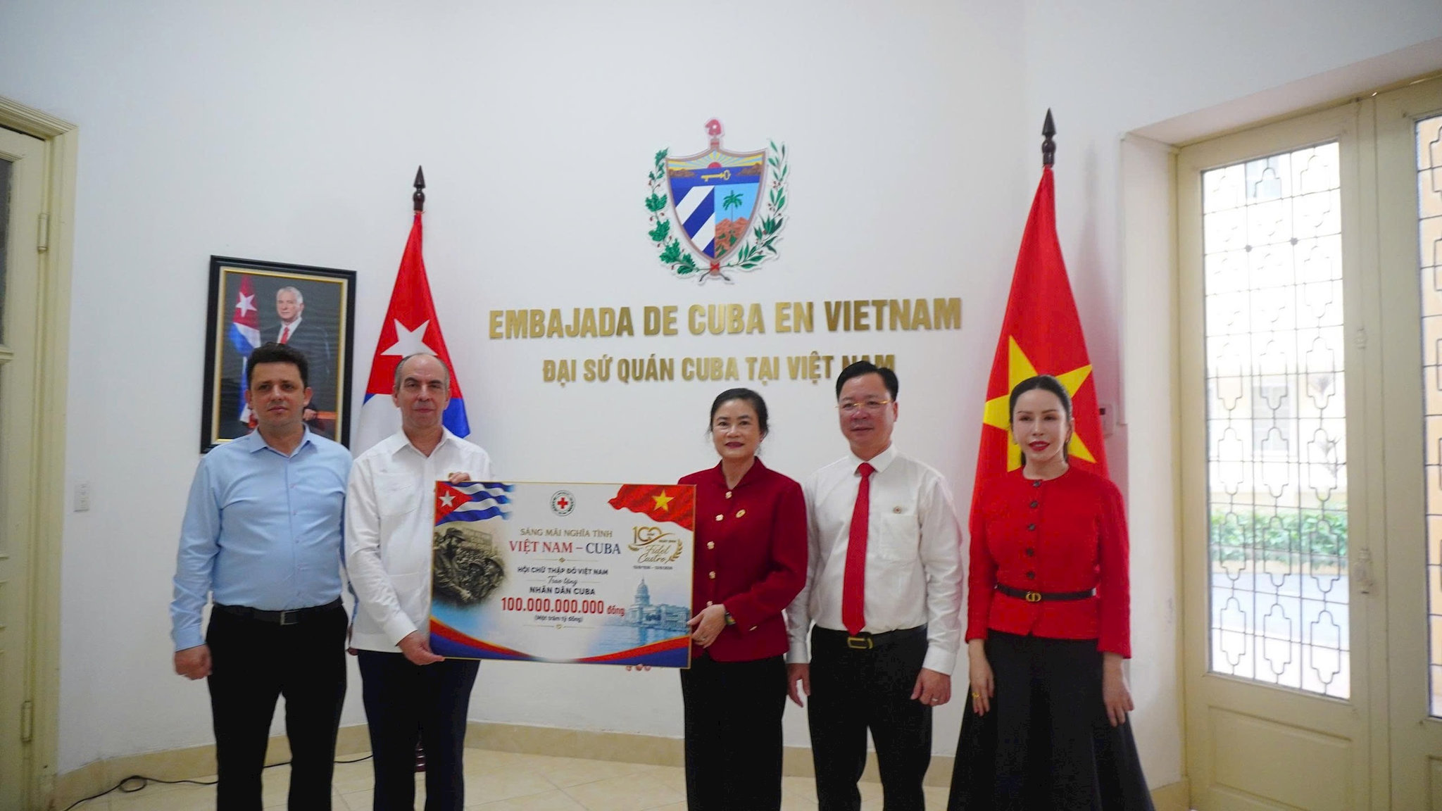 trao tượng trưng khoản hỗ trợ trị giá 100 tỷ đồng của nhân dân Việt Nam dành cho nhân dân Cuba.