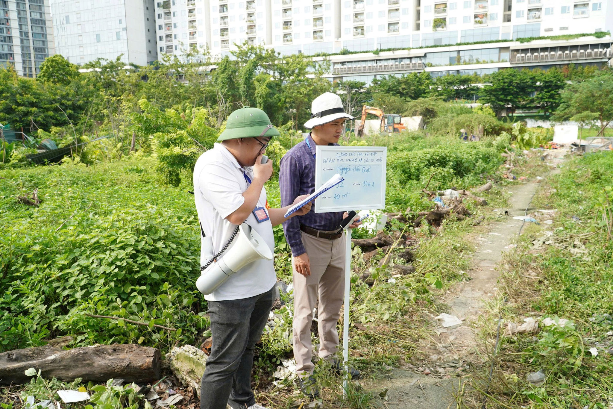 Lực lượng chức năng tiến hành công bố các quyết định cưỡng chế.