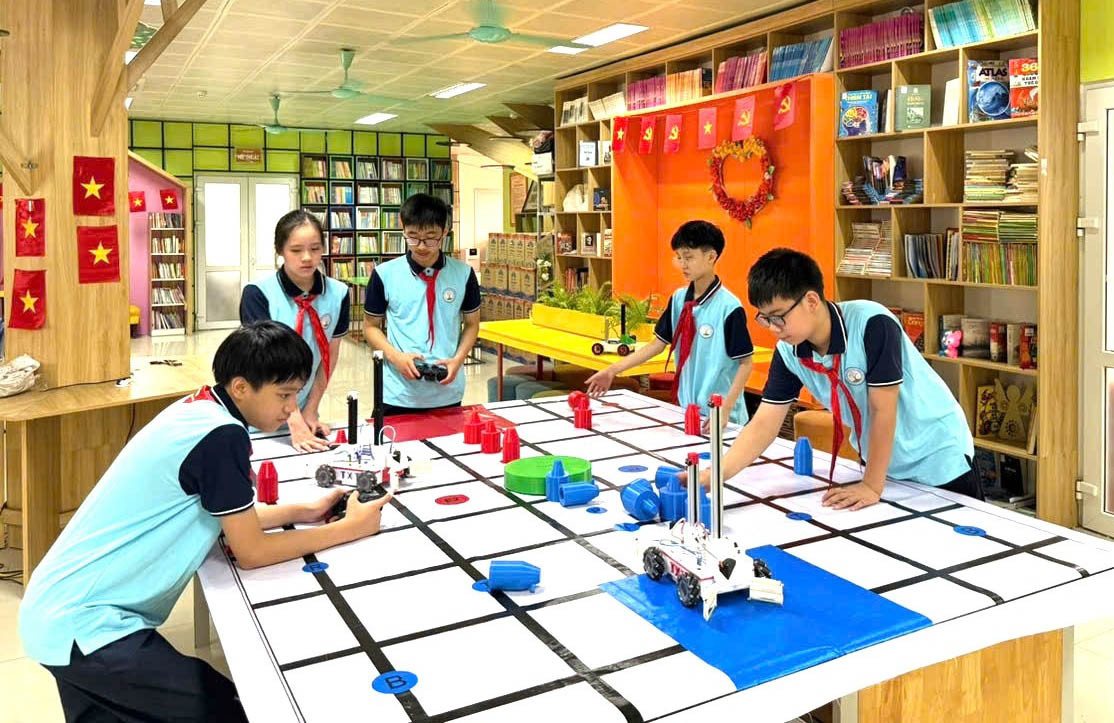 hoc-sinh-truong-trung-hoc-co-so-thanh-xuan-trung-phuong-thanh-xuan-thuc-hanh-thu-nghiem-robot.-anh-trung-tam.jpg