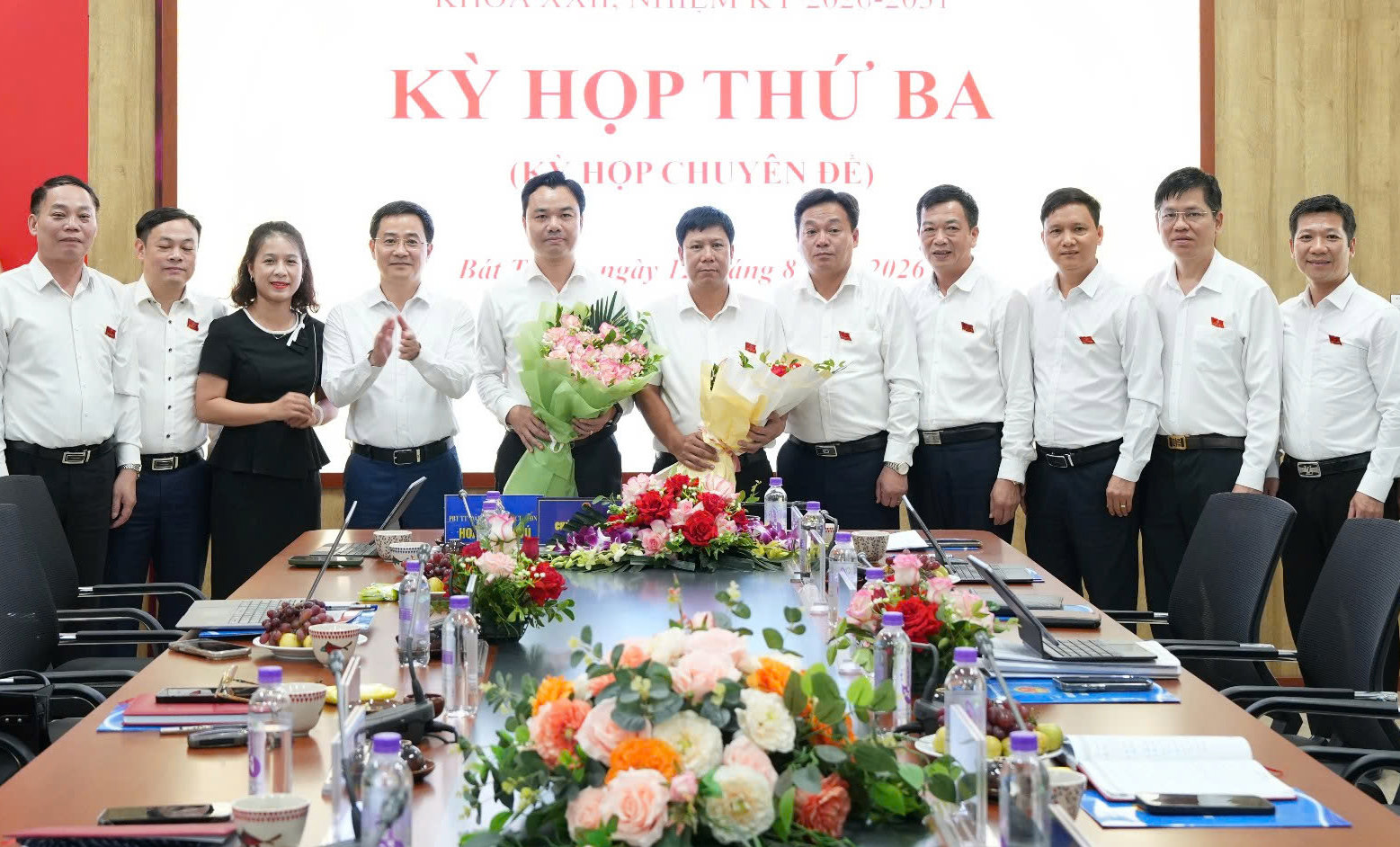 Các đồng chí lãnh đạo xã và đại biểu HĐND xã Bát Tràng. Ảnh: Phương Lộc