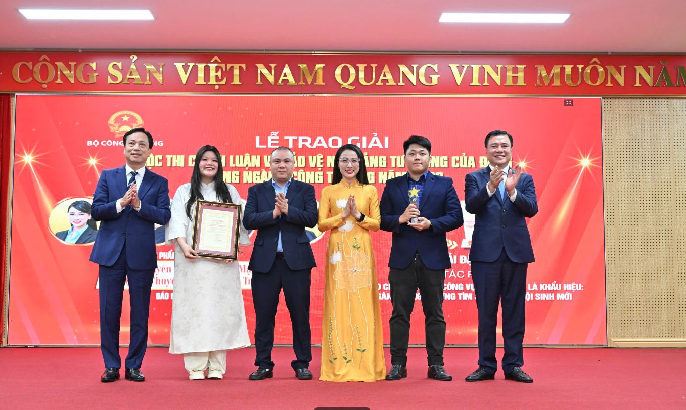 Trao giải cho các tác giả đạt giải đặc biệt. Ảnh: Cấn Dũng