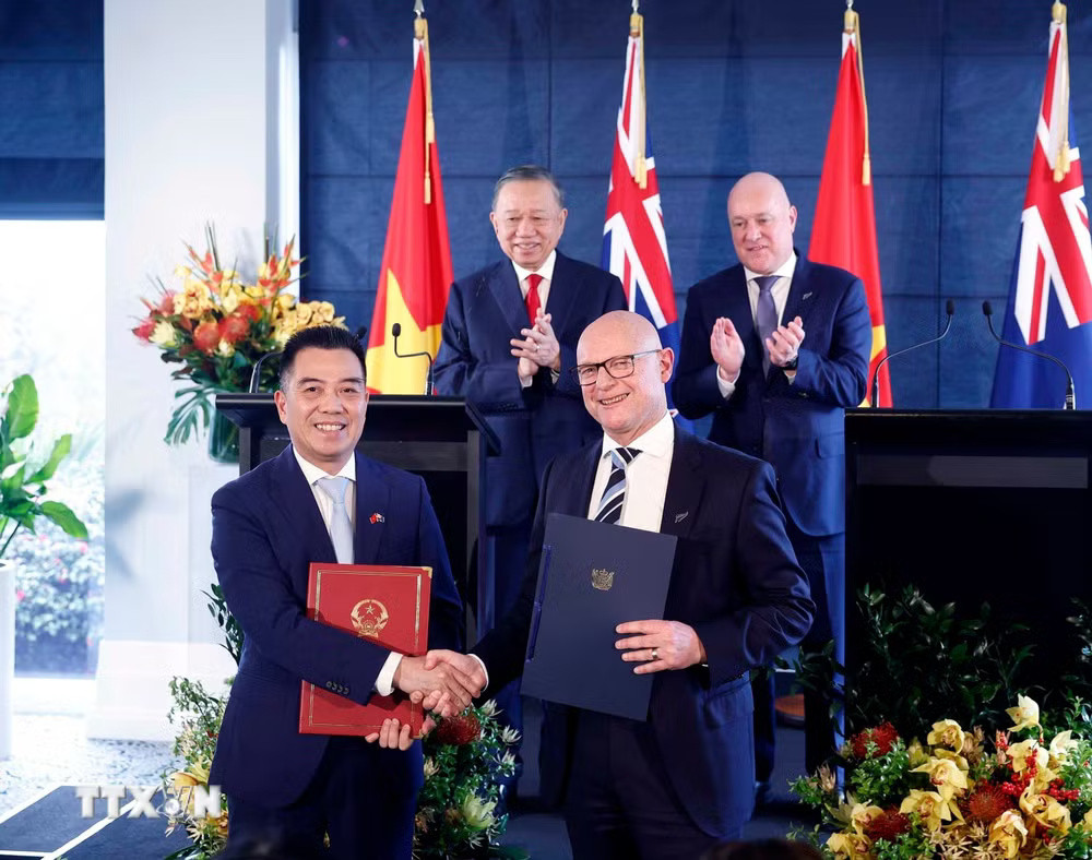 a4b44265e78-_ttxvn-tong-bi-thu-chu-tich-nuoc-to-lam-va-thu-tuong-new-zealand-chung-kien-le-trao-van-kien-hop-tac-3.jpg