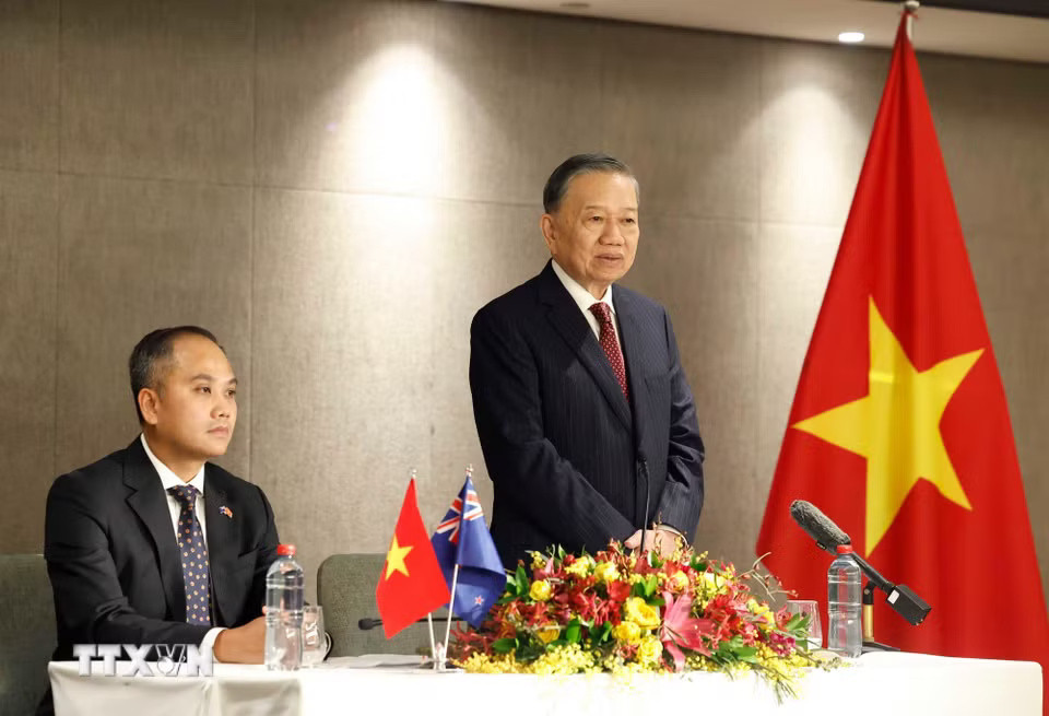 b4a0840416fc4508b90-_ttxvn-tong-bi-thu-chu-tich-nuoc-gap-go-can-bo-nhan-vien-dai-su-quan-viet-nam-tai-new-zealand-3.jpg