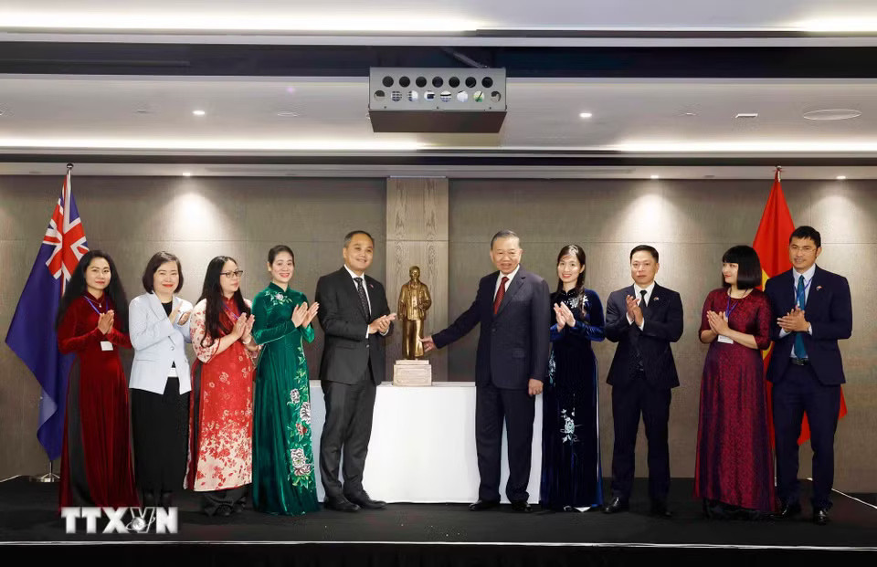 b99bdc8802a46073a-_ttxvn-tong-bi-thu-chu-tich-nuoc-gap-go-can-bo-nhan-vien-dai-su-quan-viet-nam-tai-new-zealand-1.jpg
