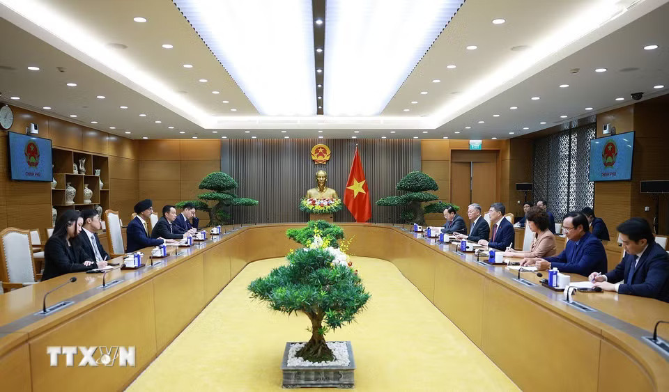 b9e6c868dbf6b7aee6ada4e73cca9a30a034bd0b7f0ae-_ttxvn-thu-tuong-le-minh-hung-tiep-dai-su-singapore-rajpal-singh-2.jpg