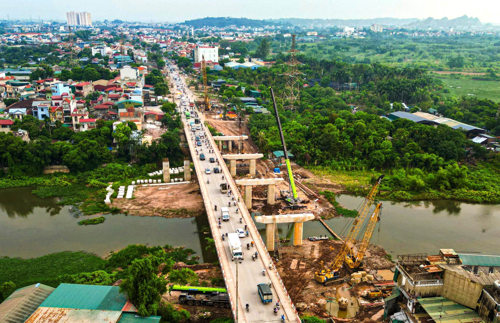 cong-truong-thi-cong-cau-mai-linh-thuoc-du-an-dau-tu-cai-tao-nang-cap-quoc-lo-6-doan-ba-la-xuan-mai-.-anh-quang-thai.jpg