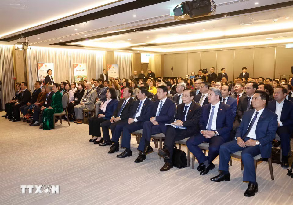 ea8967e724c31845ed6-_ttxvn-tong-bi-thu-chu-tich-nuoc-gap-go-can-bo-nhan-vien-dai-su-quan-viet-nam-tai-new-zealand-8.jpg