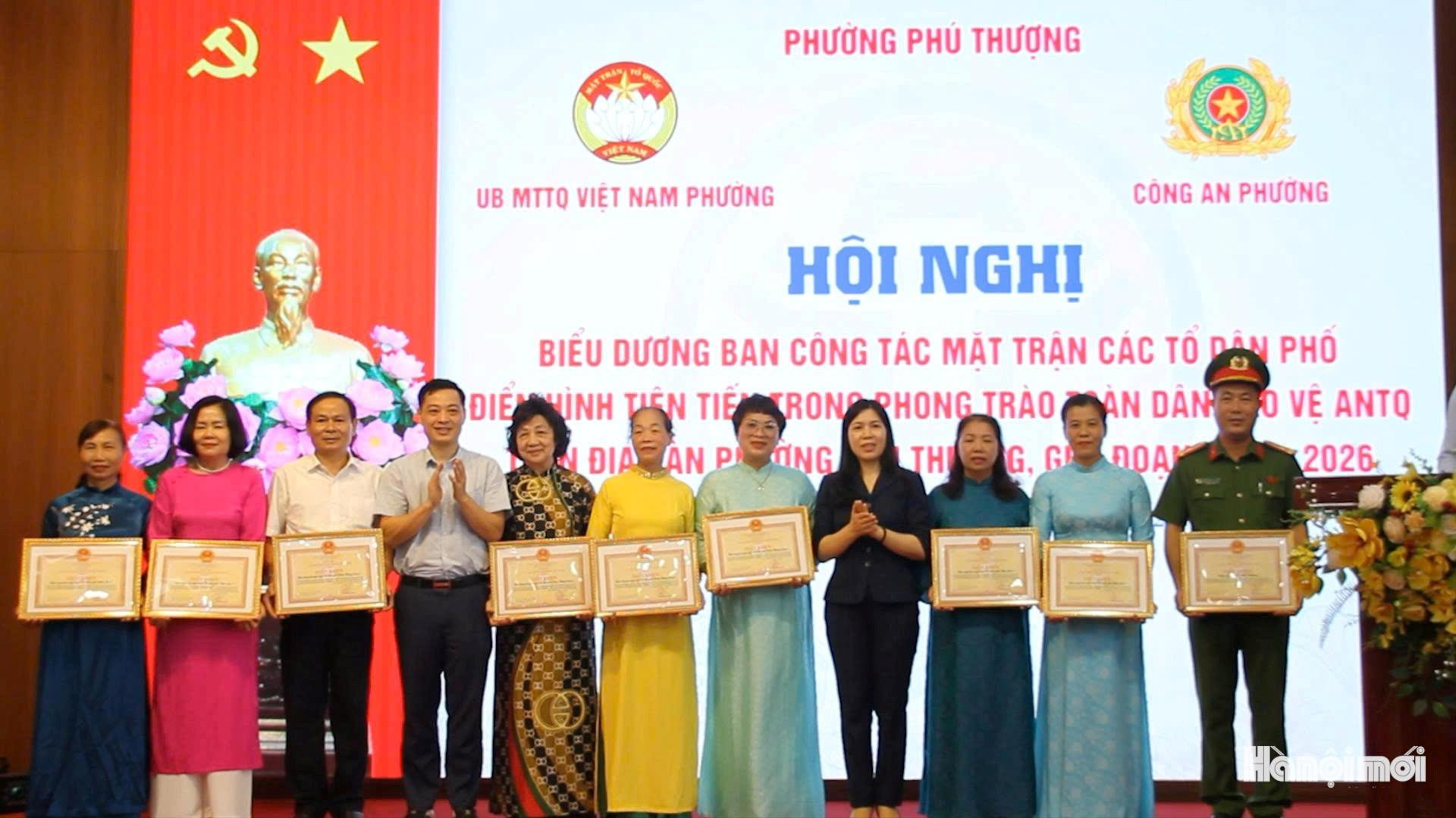 Phó Chủ tịch Thường trực Ủy ban MTTQ Việt Nam thành phố Hà Nội Trần Thị Phương Hoa và Bí thư Đảng ủy, Chủ tịch HĐND phường Phú Thượng Nguyễn Quốc Hà trao khen thưởng cho các tập thể. Ảnh: Cao Kỳ