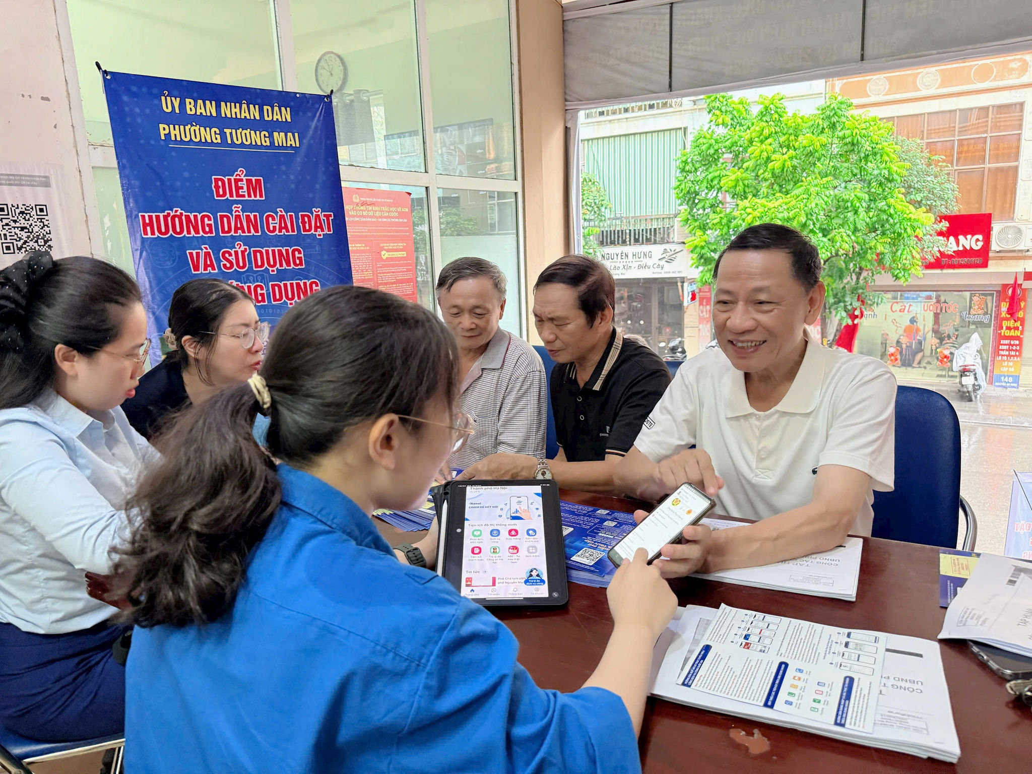 Nhân dân phường Tương Mai phấn khởi khi được hướng dẫn tận tình về chuyển đổi số. Ảnh: TM
