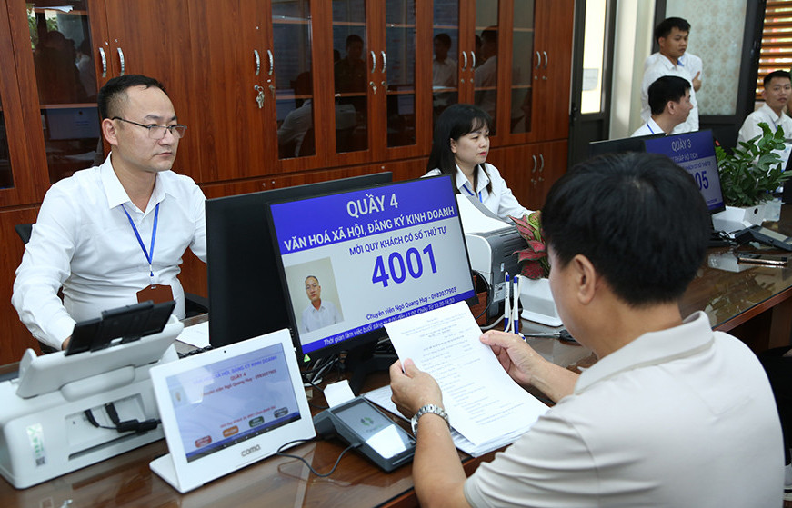 giai-quyet-thu-tuc-cho-nguoi-dan-tai-diem-phuc-vu-hanh-chinh-cong-phuc-thinh.-anh-quang-thai.jpg