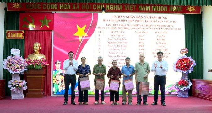 Lãnh đạo xã Tam Hưng trao tặng quà tới các hộ gia đình có hoàn cảnh khó khăn trên địa bàn. Ảnh: PV