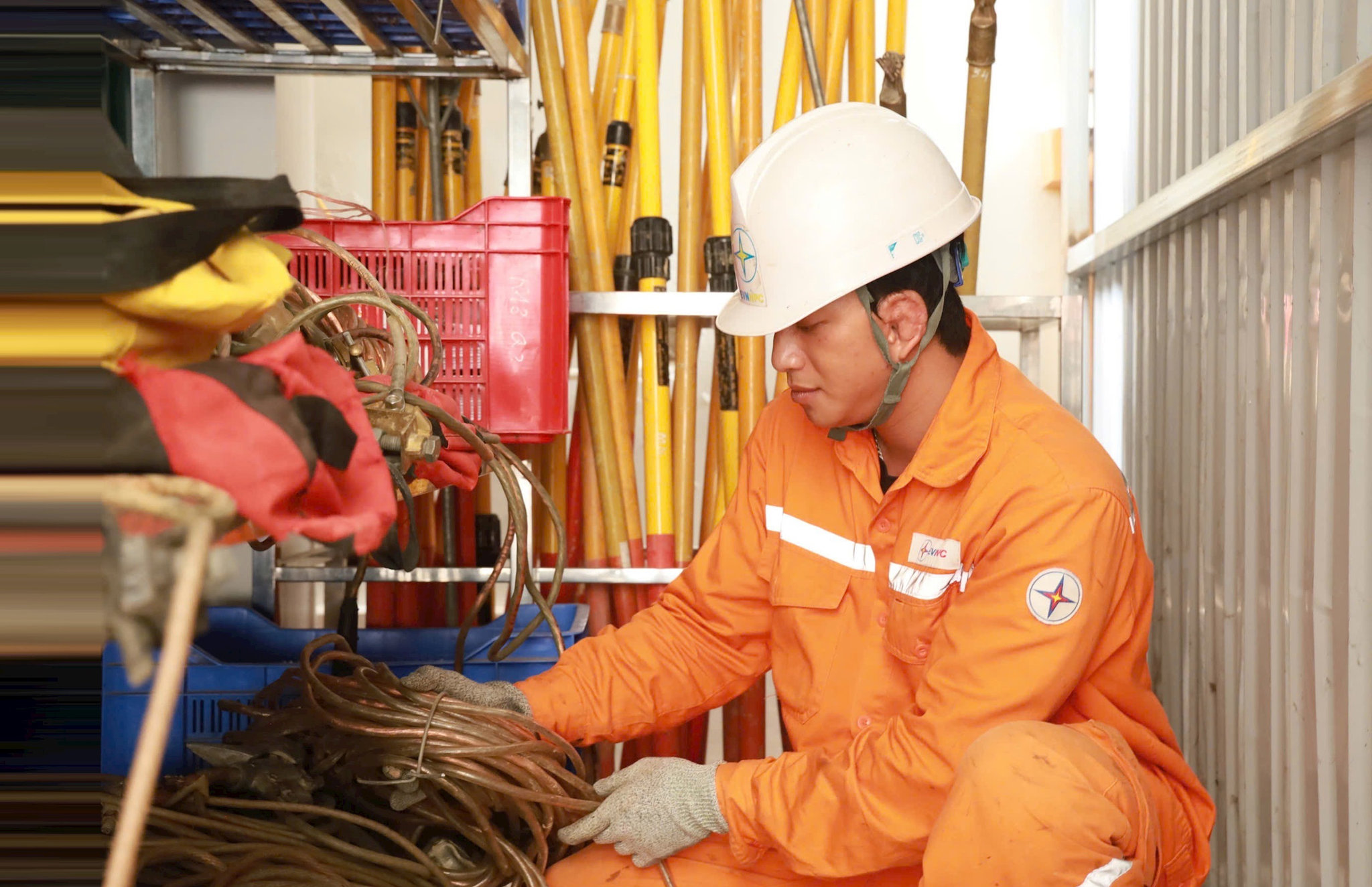 cong-nhan-cong-ty-dien-luc-dien-bien-kiem-tra-vat-tu-dung-cu-phuc-vu-cong-tac-xu-ly-su-co-trong-mua-mua-bao.-anh-evnnpc.jpeg