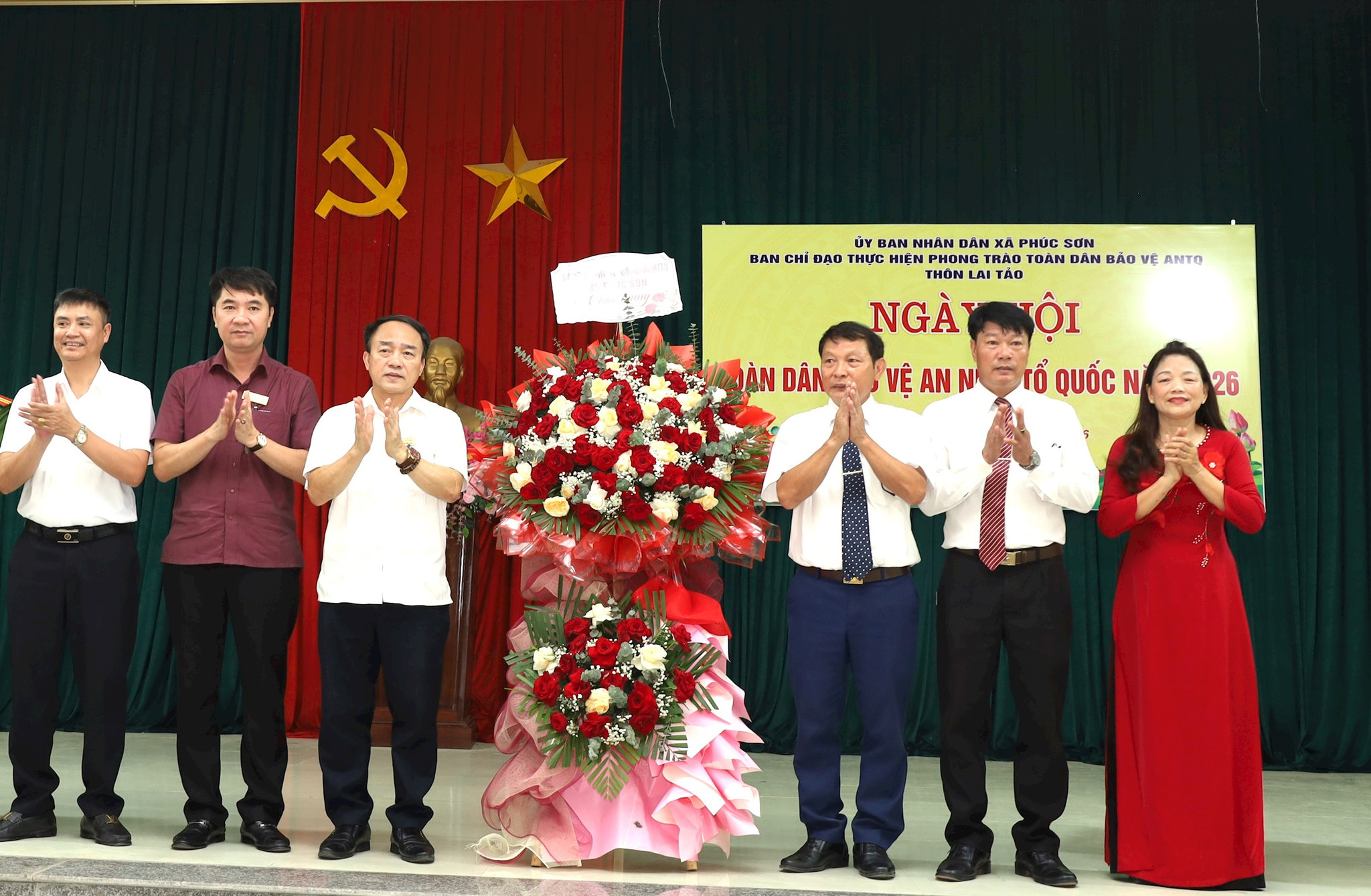 Lãnh đạo Đảng ủy, HĐNĐ, UBND, MTTQ Việt Nam xã Phúc Sơn chúc mừng ngày hội. Ảnh: Kim Nhuệ