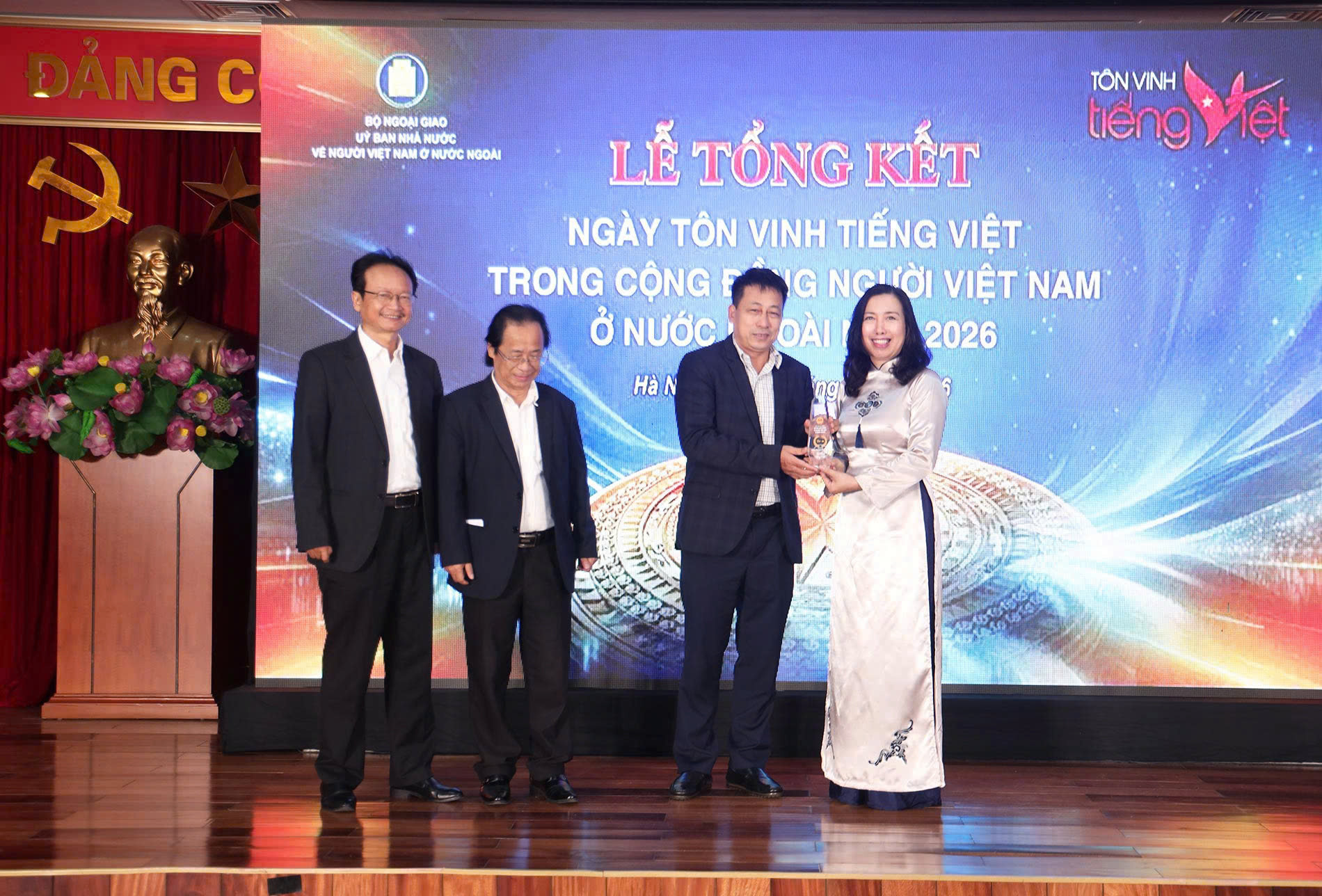 Ông Phạm Vĩnh Thái - Tổng biên tập NXBGDVN nhận Kỷ niệm chương vì những đóng góp xuất sắc trong công tác gìn giữ và lan toả tiếng Việt trong cộng đồng người Việt Nam ở nước ngoài