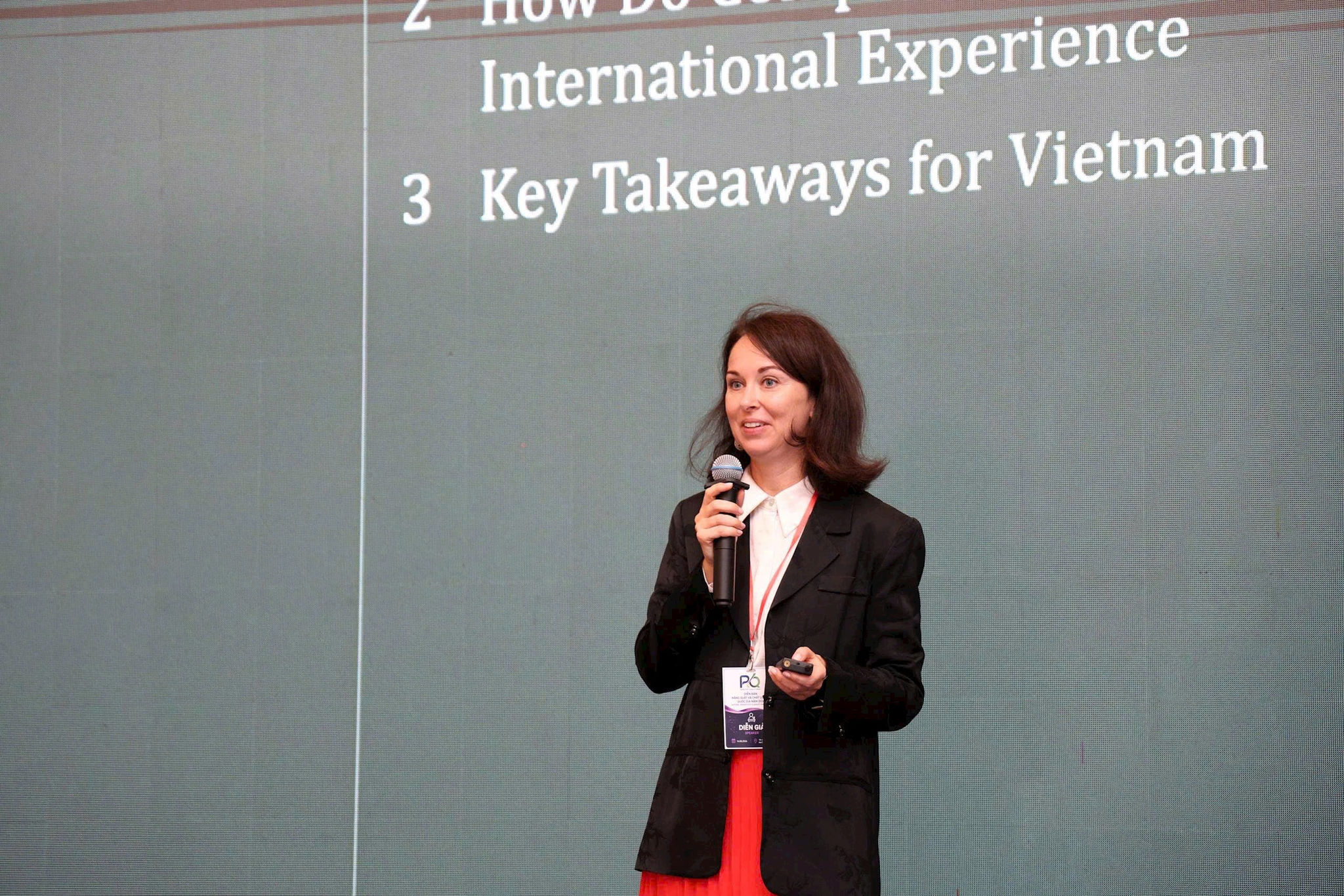 ba-yulia-dobrolyubova-chuyen-gia-apo-truong-bo-phan-phat-trien-ben-vung-doanh-nghiep-va-bien-doi-khi-hau-khu-vuc-chau-a-thai-binh-duong.jpg