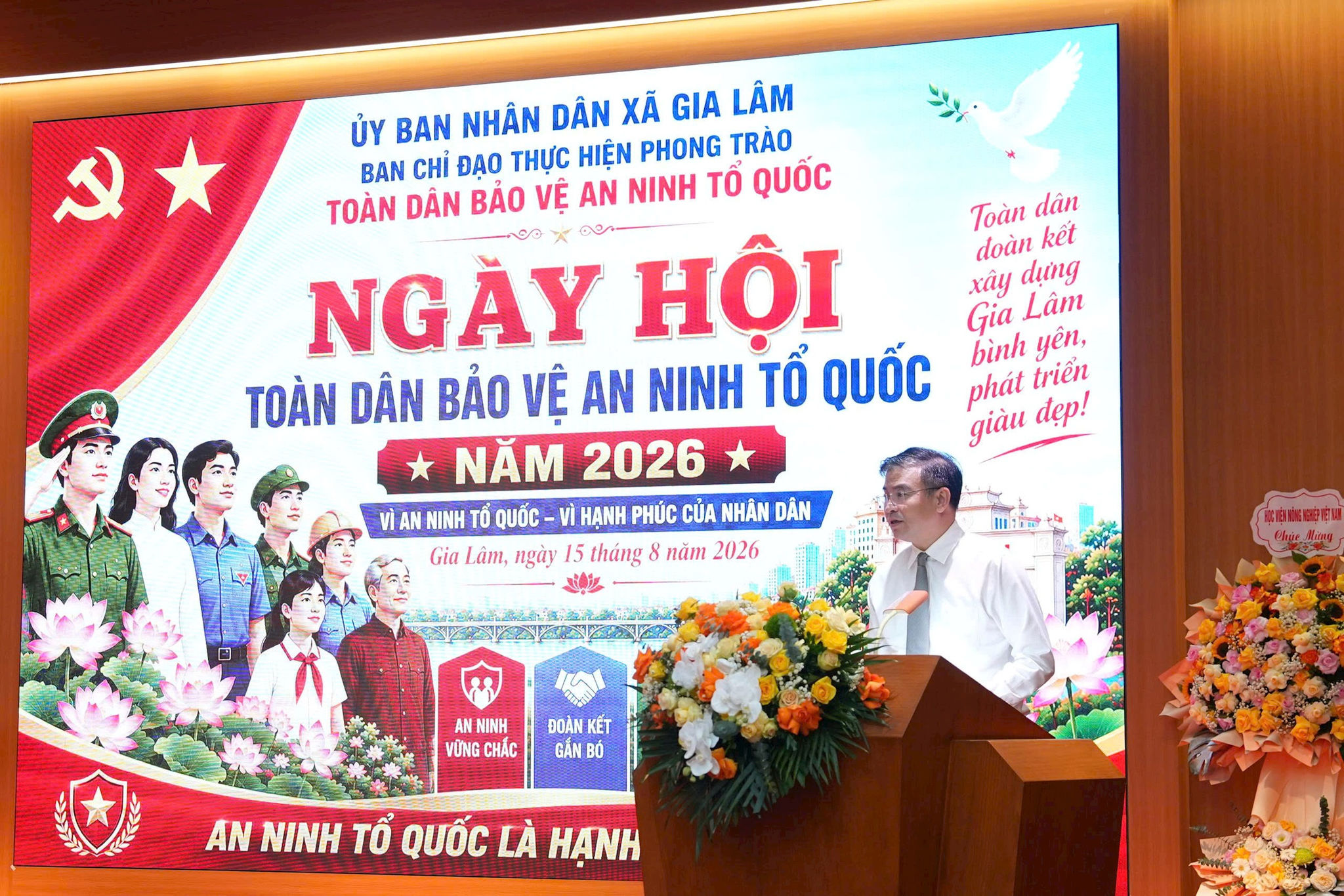 Phó Bí thư Đảng ủy, Chủ tịch UBND xã Gia Lâm Dương Viết Cường phát biểu tại Ngày hội. Ảnh: P.V