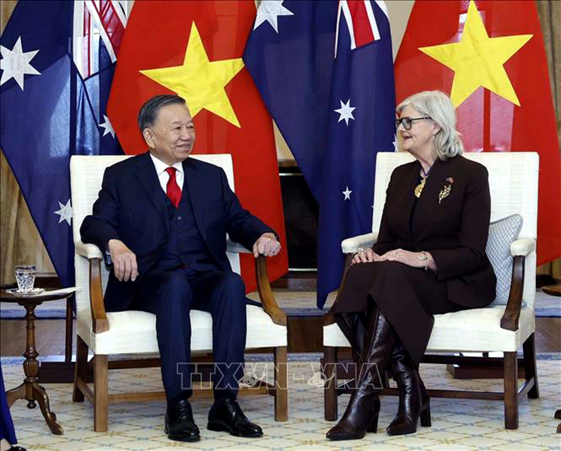 vna_potal_le_don_tong_bi_thu_chu_tich_nuoc_to_lam_tham_cap_nha_nuoc_toi_australia__stand-1-.jpg