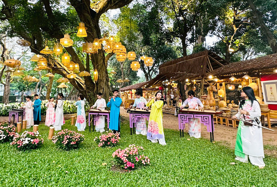 chuong-trinh-vuon-anh-sang-tao-khong-gian-trai-nghiem-moi-hap-dan-nguoi-dan-va-du-khach-tai-khu-di-tich-quoc-gia-dac-biet-van-mieu-quoc-tu-giam-thang-4-2026.-anh-hoang-quyen.jpg