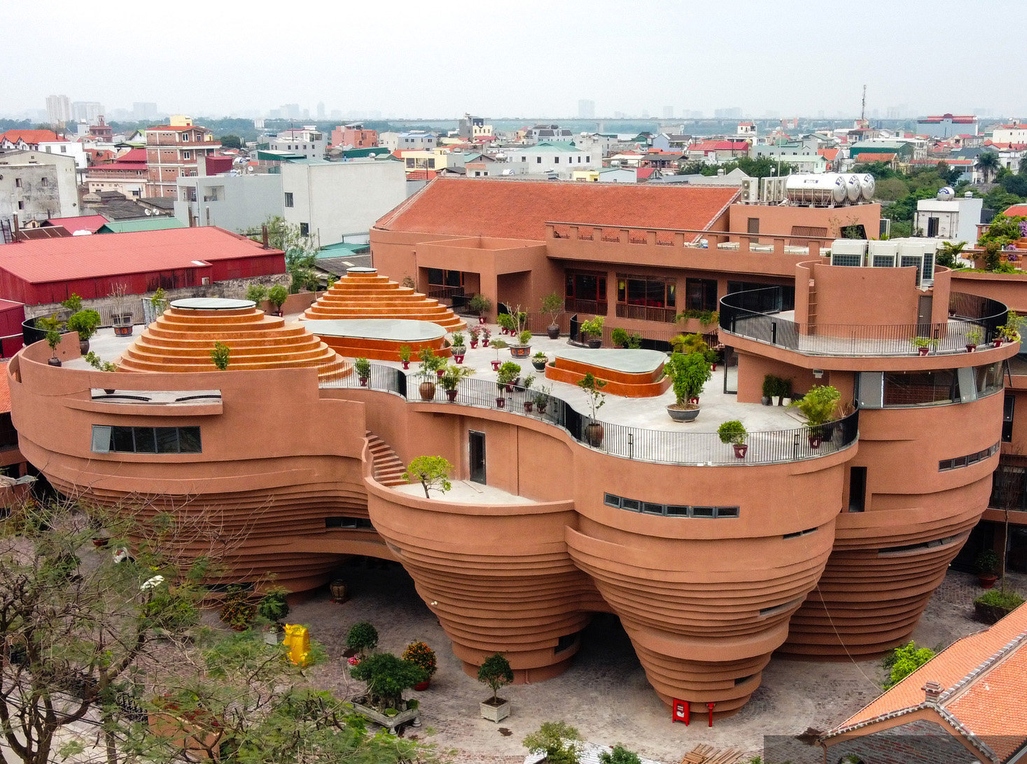 su-ket-hop-giua-nghe-thuat-duong-dai-voi-chat-lieu-gom-truyen-thong-dang-mo-ra-nhung-huong-di-moi-cho-lang-nghe-bat-trang.-anh-nam-nguyen.jpg