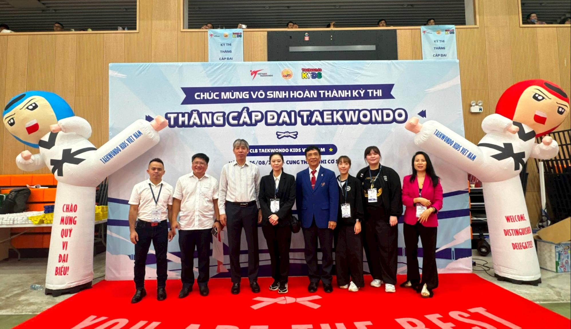 Các đại biểu đến từ Thái Lan chụp ảnh cùng Ban Tổ chức. Ảnh: Mai Hoa