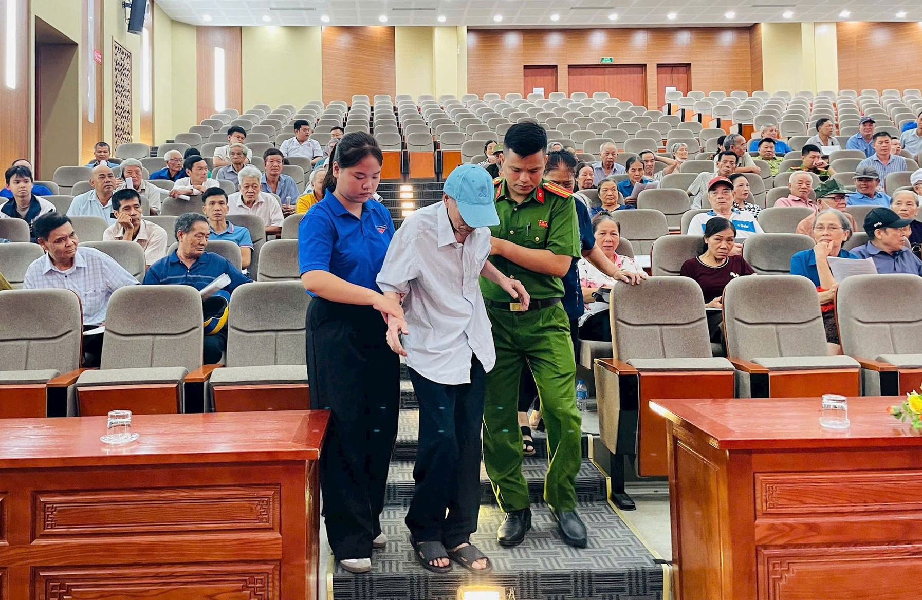 can-bo-cong-an-va-doan-vien-thanh-nien-xa-dong-anh-ho-tro-than-nhan-liet-si-hoan-thanh-thu-tuc-lay-mau-adn.-anh-mai-khoi.jpg