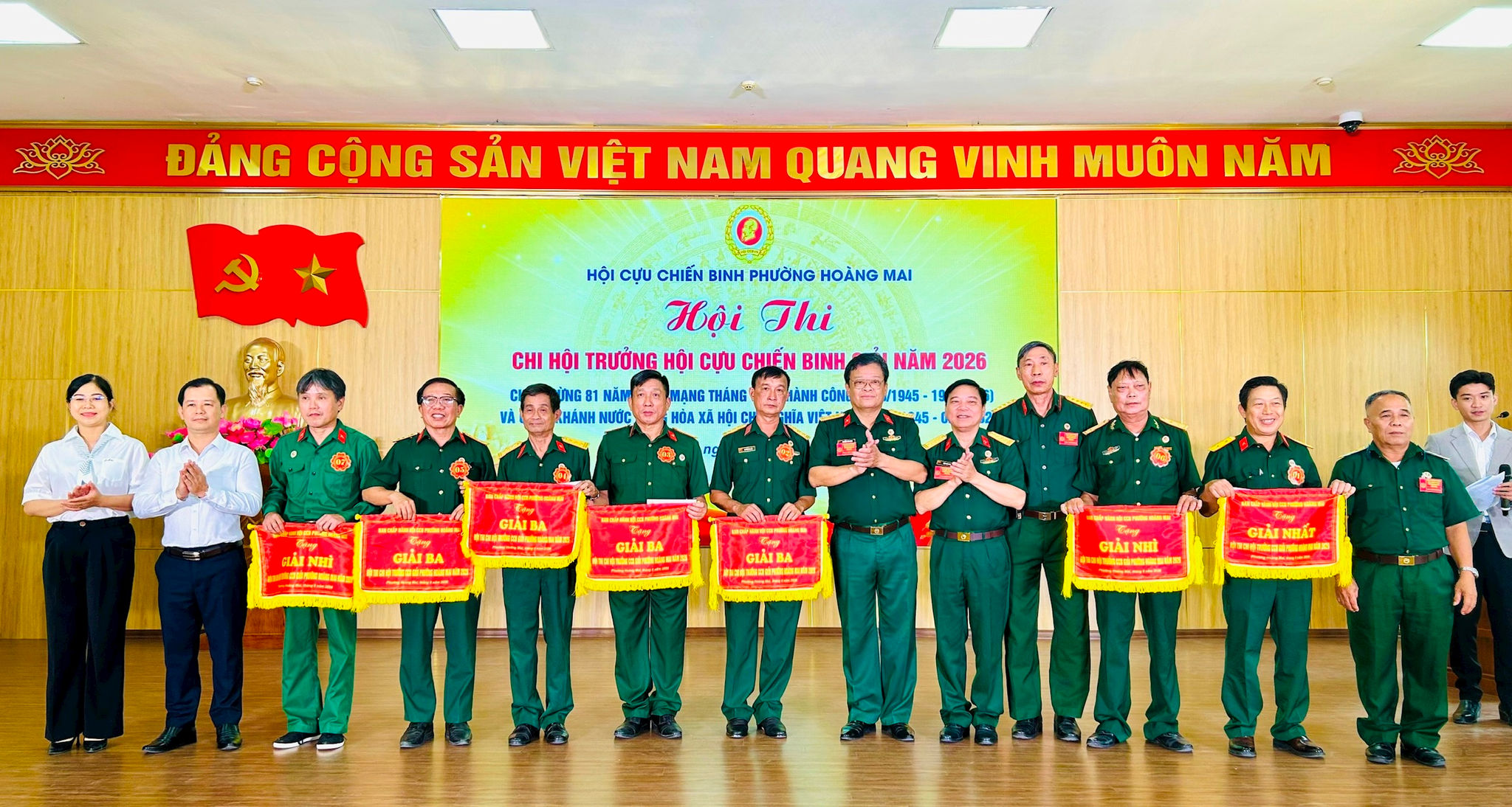 Ban tổ chức trao giải cho các thí sinh đạt giải Nhất, Nhì, Ba tại Hội thi. Ảnh: Trần Oanh.