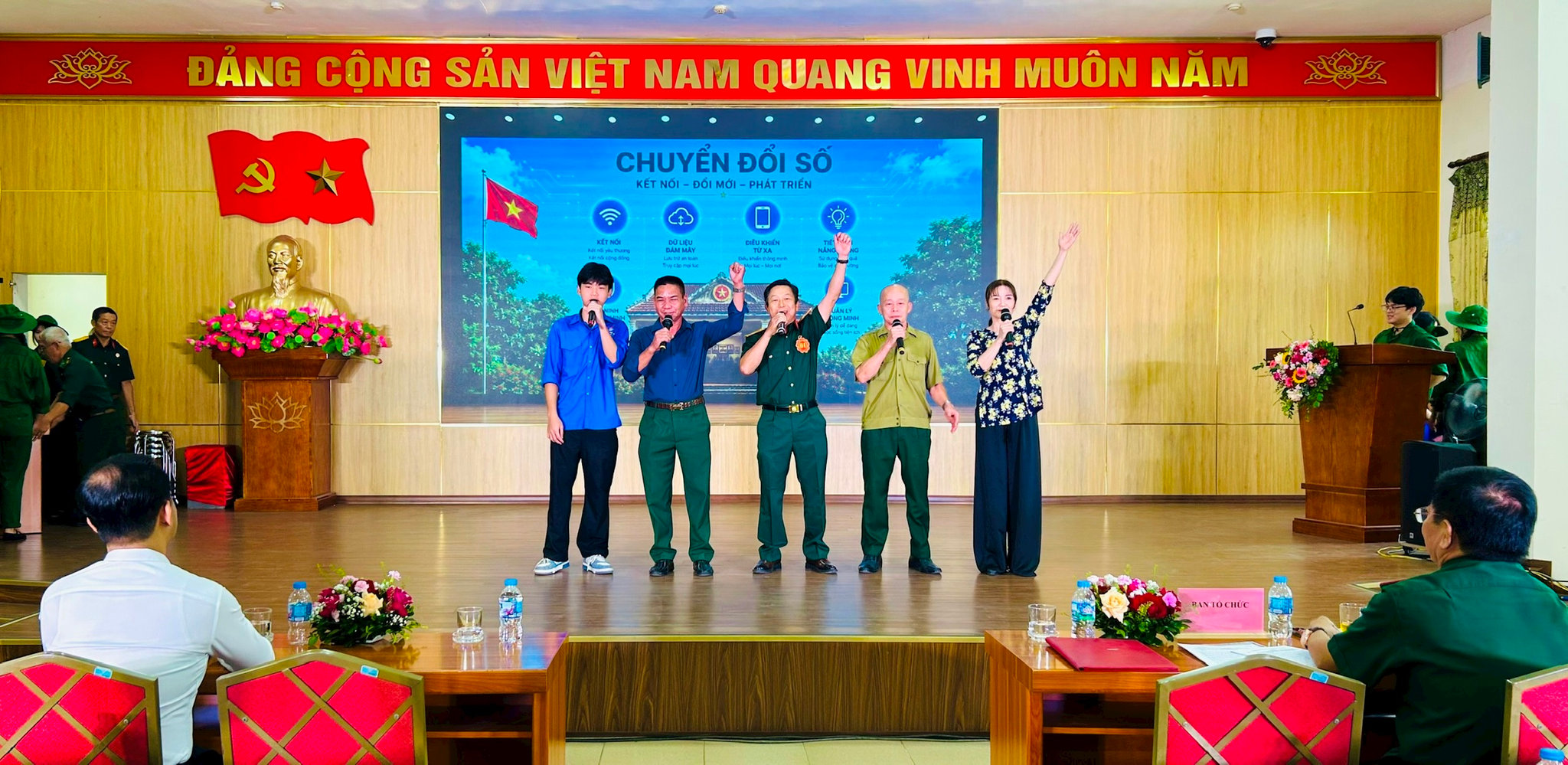 Các cựu chiến binh thể hiênâng cao kỹ năng công nghệ với sự hỗ trợ của Đoàn Thanh niên và Tổ công nghệ số. Ảnh: Trần Oanh.
