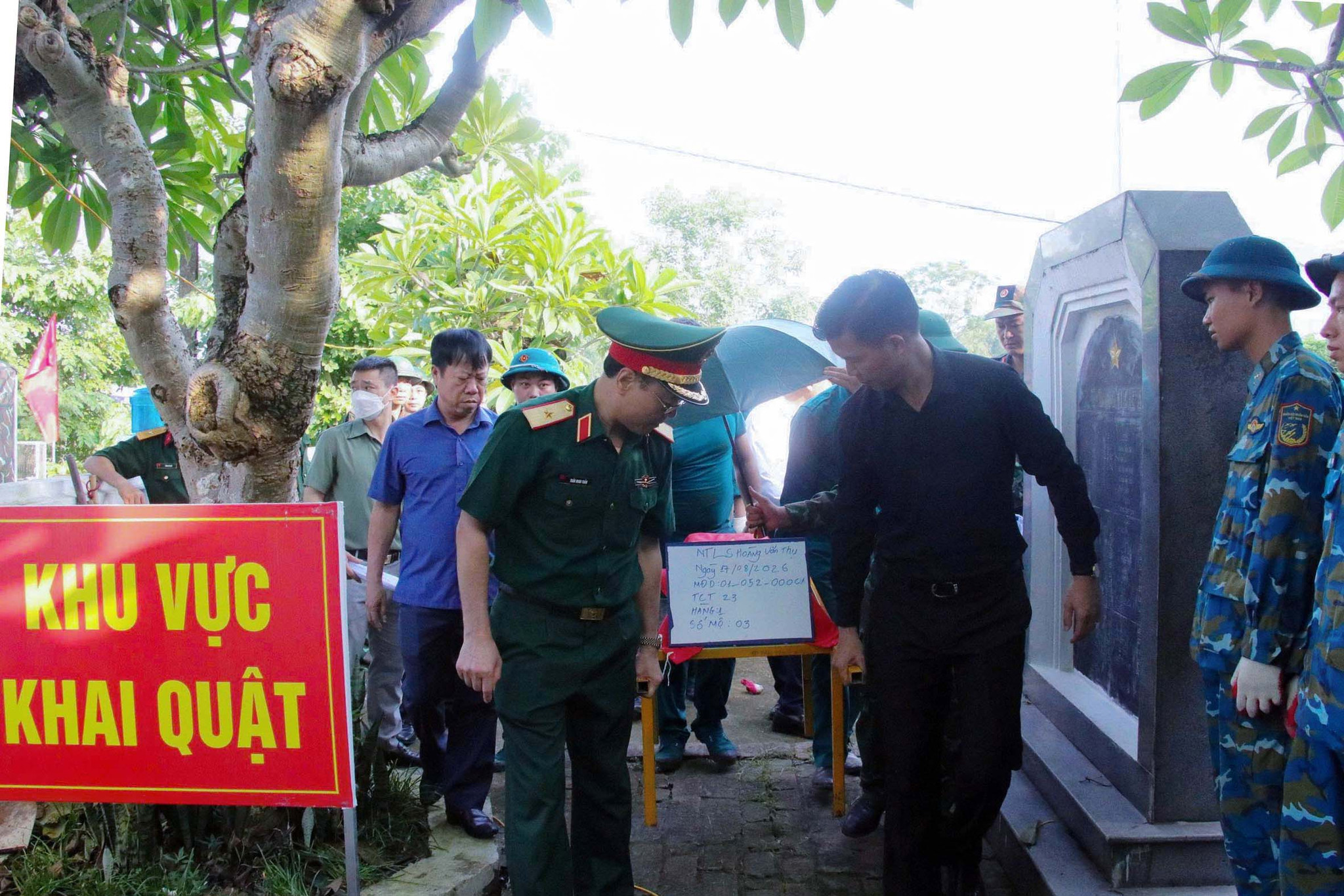 ban-giao-mau-hai-cot-liet-sy-3-(1).jpg