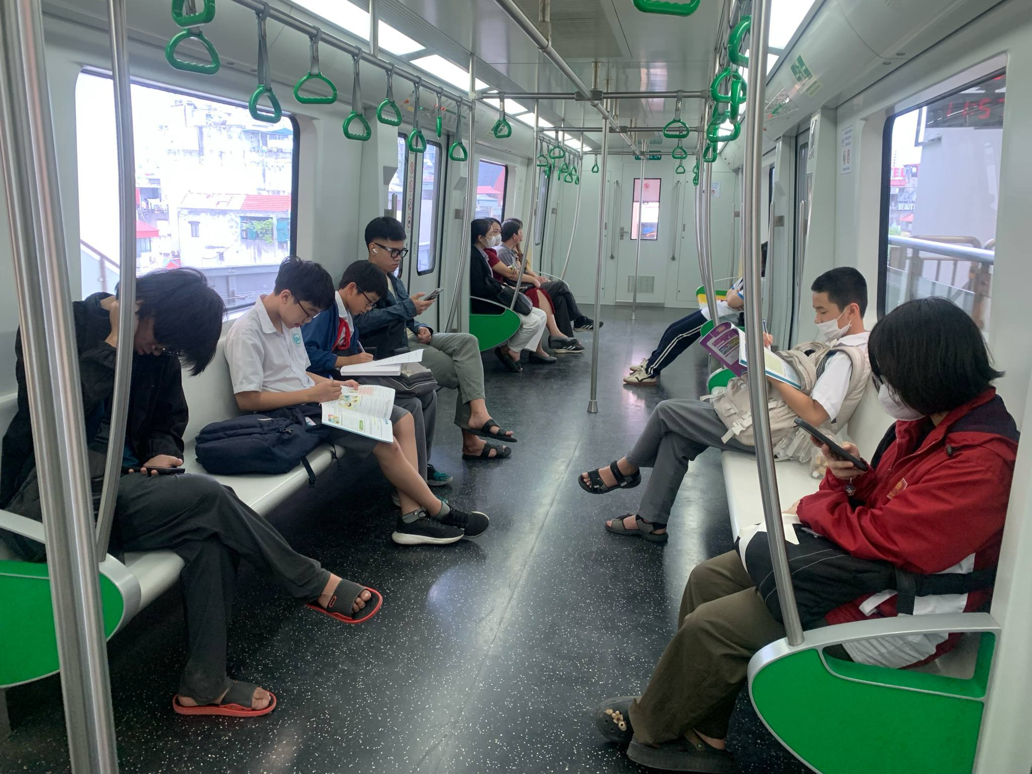 hoc-bai-tren-metro-tuan-luong.jpeg