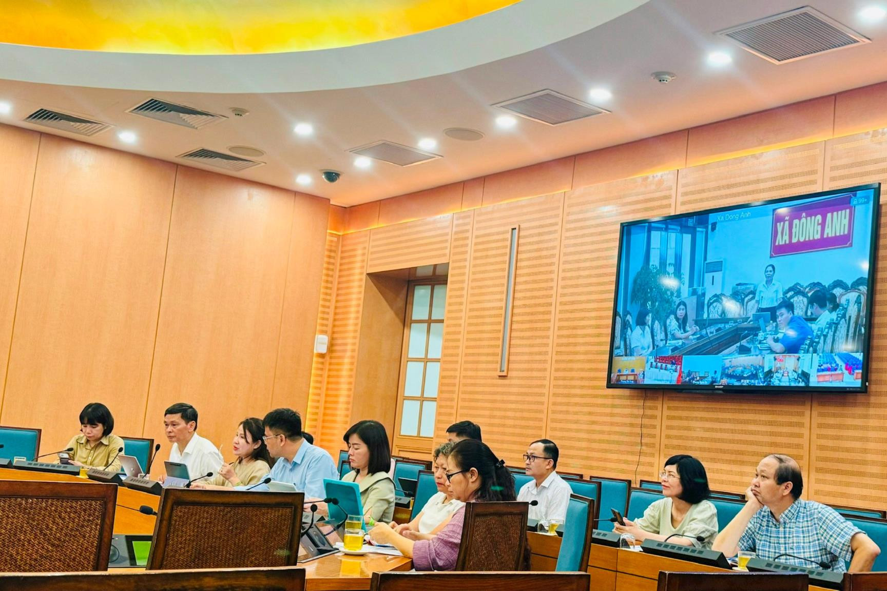 Đại diện điểm cầu xã Đông Anh báo cáo tình hình phòng, chống dịch. Ảnh: Mai