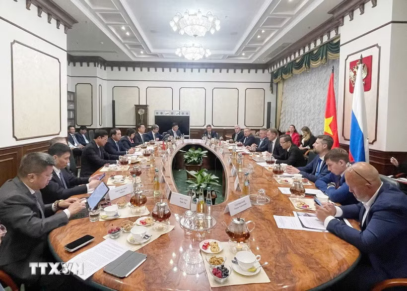 Đoàn công tác do đồng chí Trần Đức Thắng, Ủy viên Bộ Chính trị, Bí thư Thành ủy Hà Nội dẫn đầu làm việc của Đoàn với Quốc vụ khanh - Thứ trưởng Bộ Giao thông vận tải LB Nga Dmitry Zverev. (Ảnh: TTXVN phát)