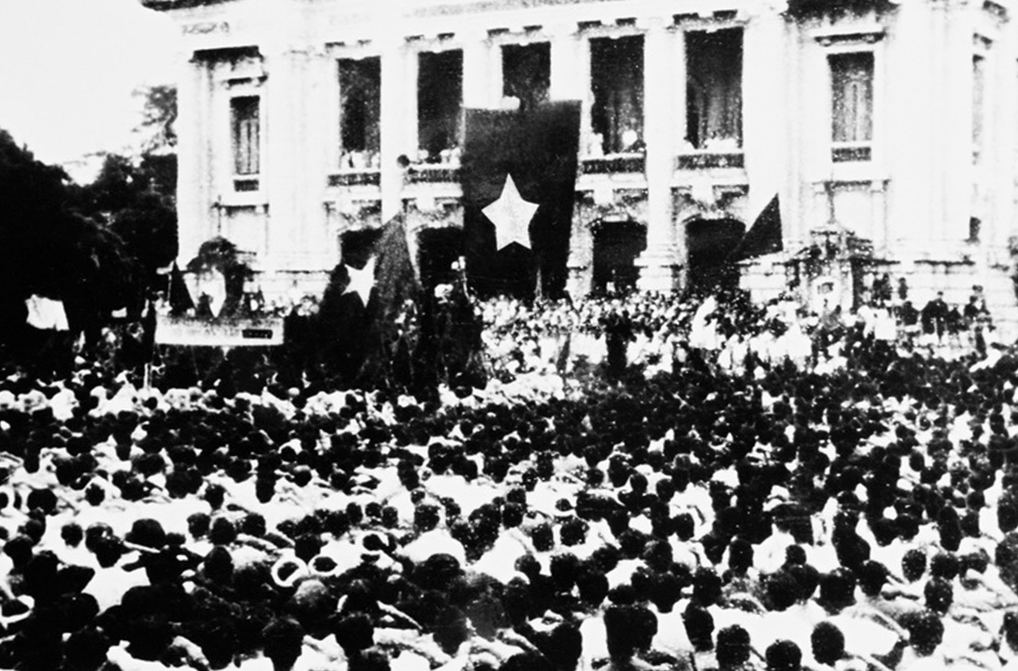 mit-tinh-huong-ung-cuoc-tong-khoi-nghia-gianh-chinh-quyen-tai-quang-truong-nha-hat-lon-ha-noi-ngay-19-8-1945.-anh-ttxvn.jpg