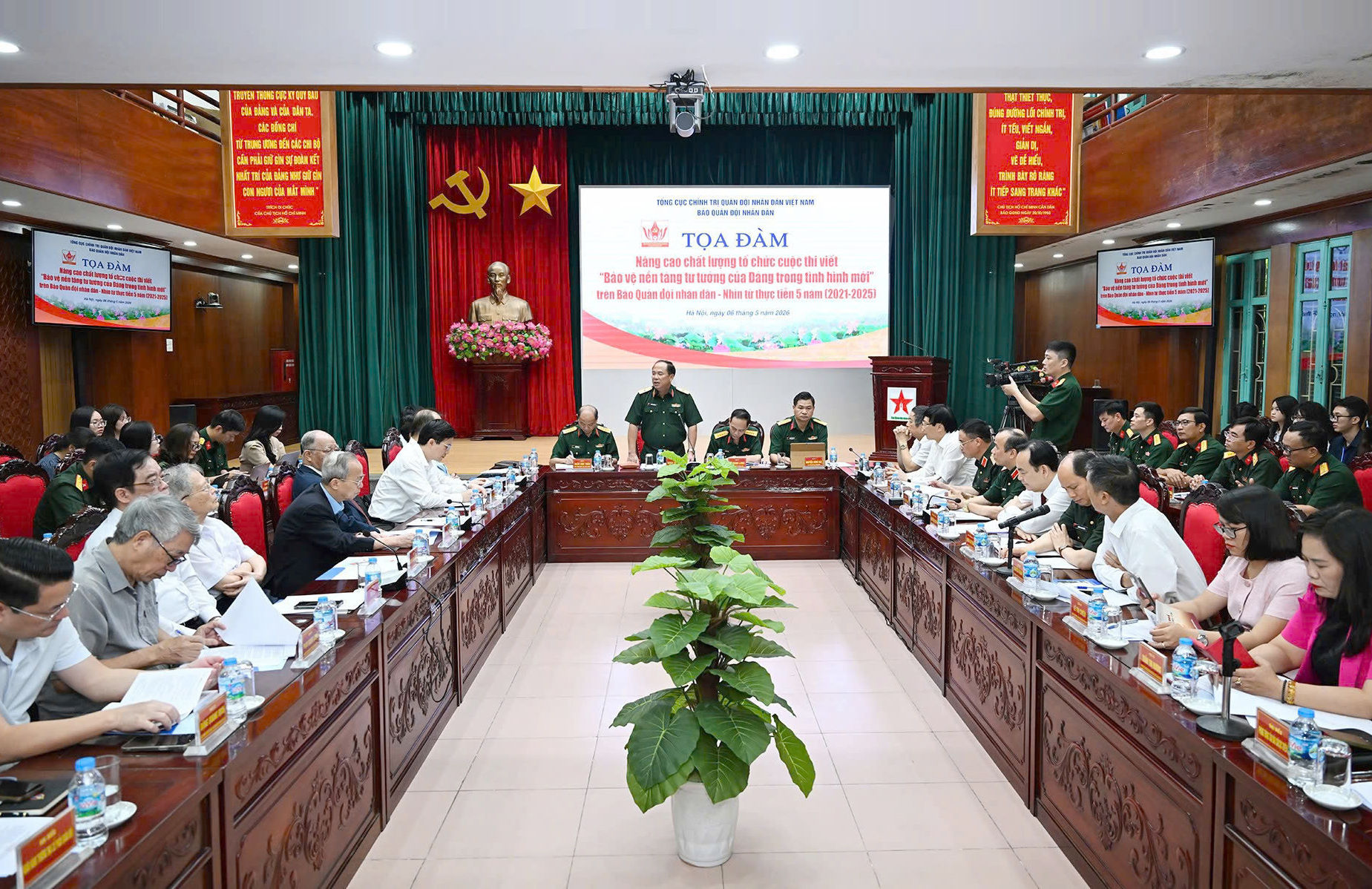 quang-canh-toa-dam-nang-cao-chat-luong-to-chuc-cuoc-thi-viet-bao-ve-nen-tang-tu-tuong-cua-dang-trong-tinh-hinh-moi-do-bao-quan-doi-nhan-dan-to-chuc.-anh-tuan-huy.jpg