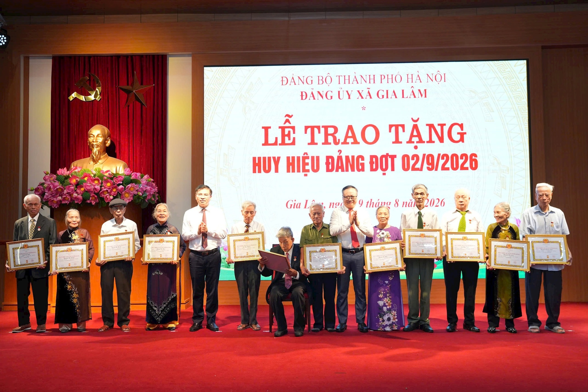 Gia Lâm: 168 đảng viên được trao tặng Huy hiệu Đảng đợt 2-9