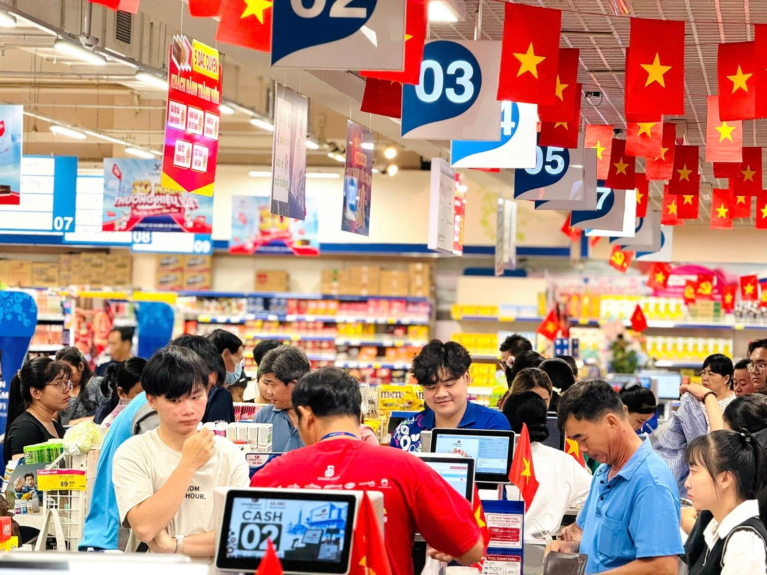 khong-gian-mua-sam-tai-saigon-co.op-ron-rang-sac-mau-quoc-khanh-lan-toa-tinh-than-tu-hao-hang-viet..jpg