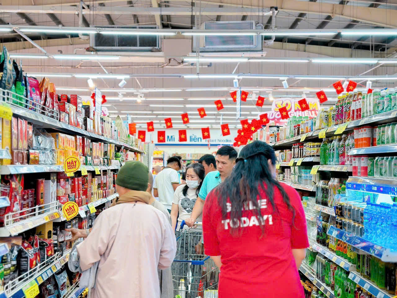 khu-vuc-nuoc-giai-khat-tai-saigon-co.op-thu-hut-nguoi-tieu-dung-voi-da-dang-san-pham-phuc-vu-nhu-cau-gia-dinh-dip-le..jpg