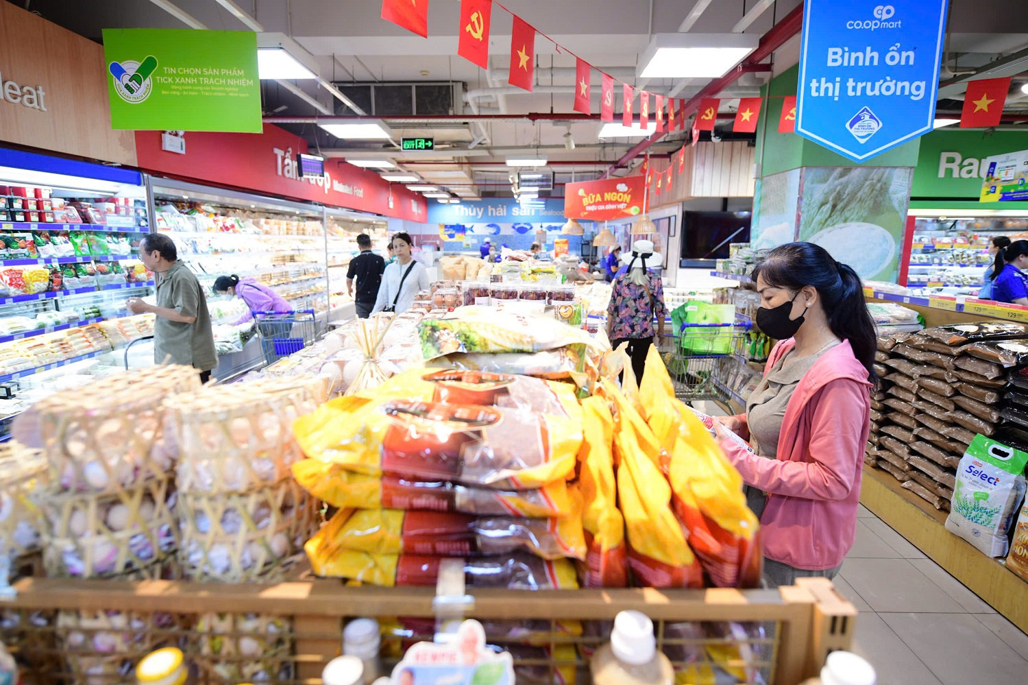 nguoi-tieu-dung-mua-sam-cac-san-pham-hang-viet-tai-saigon-co.op-huong-ung-chuong-trinh-tu-hao-hang-viet-..jpg