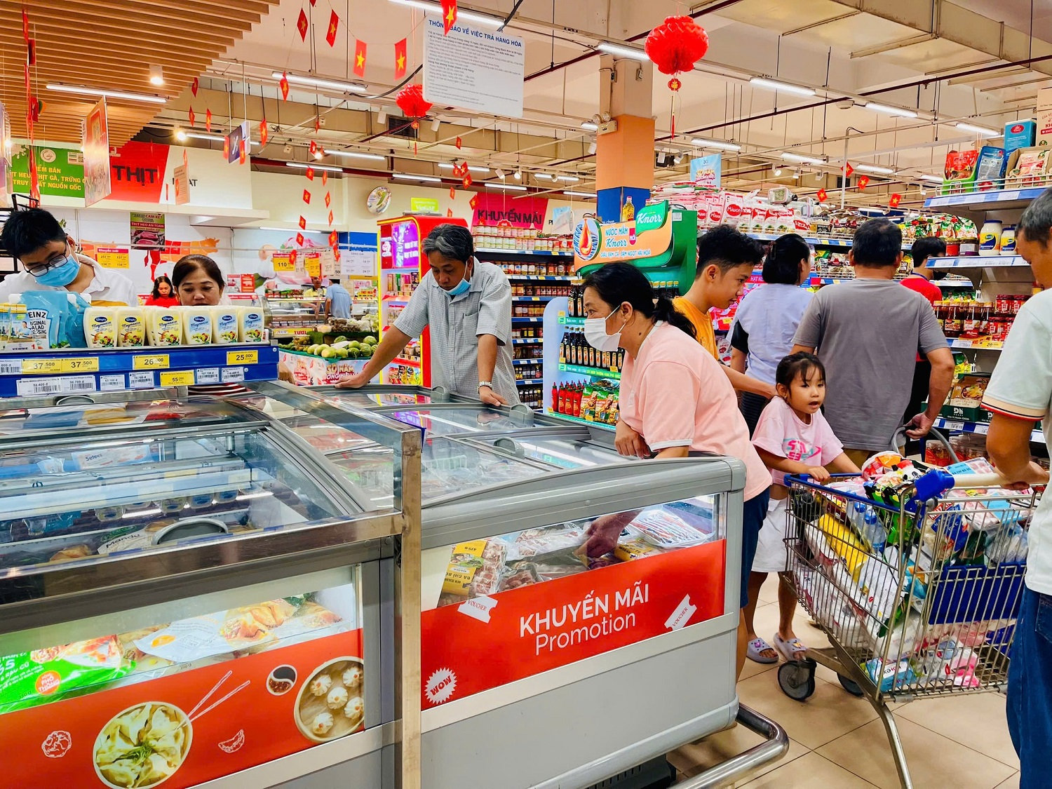 saigon-co.op-mang-den-da-dang-lua-chon-thuc-pham-cong-nghe-viet-phuc-vu-nhu-cau-tieu-dung-trong-mua-le..jpg