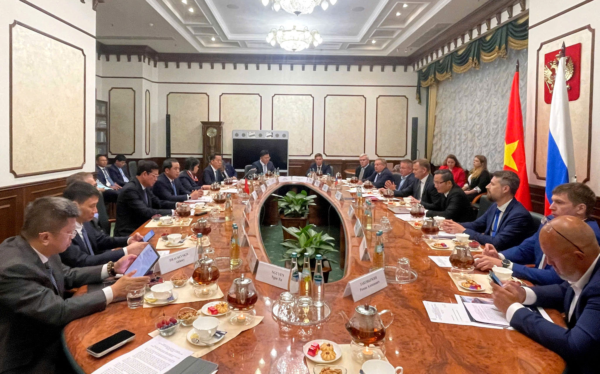 uy-vien-bo-chinh-tri-bi-thu-thanh-uy-ha-noi-tran-duc-thang-lam-viec-voi-quoc-vu-khanh-thu-truong-giao-thong-van-tai-lien-bang-nga-dmitry-zverev.-anh-pv.jpg