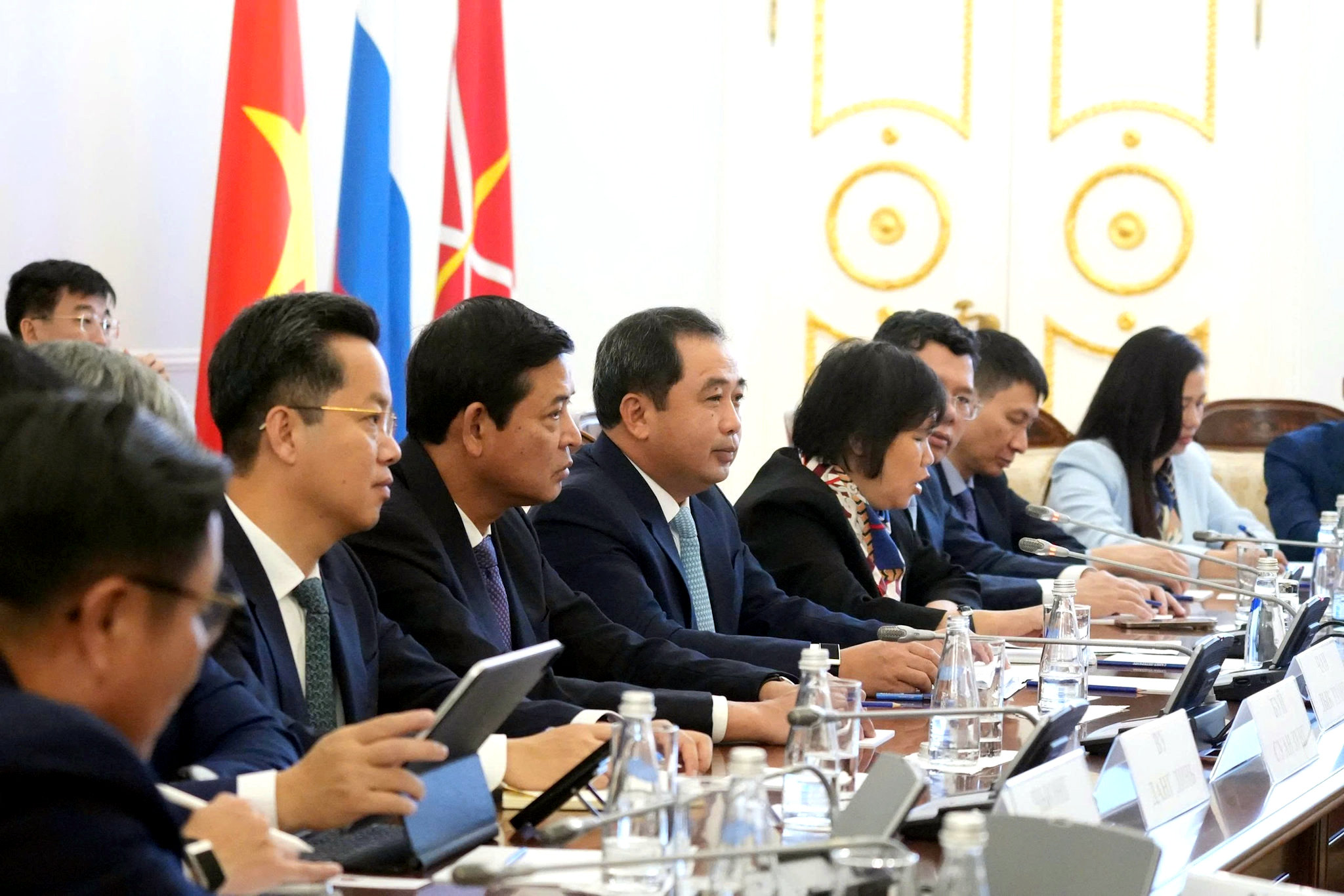 uy-vien-bo-chinh-tri-bi-thu-thanh-uy-ha-noi-tran-duc-thang-tai-cuoc-lam-viec-voi-thong-doc-saint-petersburg-aleksander-beglov.-anh-pv.jpg