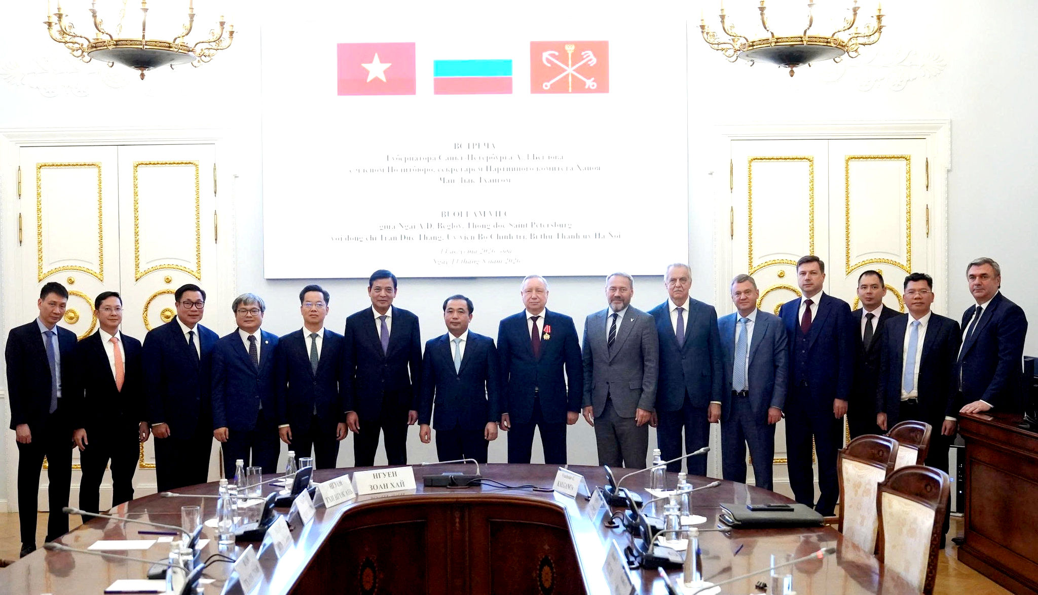 uy-vien-bo-chinh-tri-bi-thu-thanh-uy-ha-noi-tran-duc-thang-va-doan-cong-tac-chup-anh-luu-niem-voi-lanh-dao-thanh-pho-saint-petersburg.-anh-pv.jpg