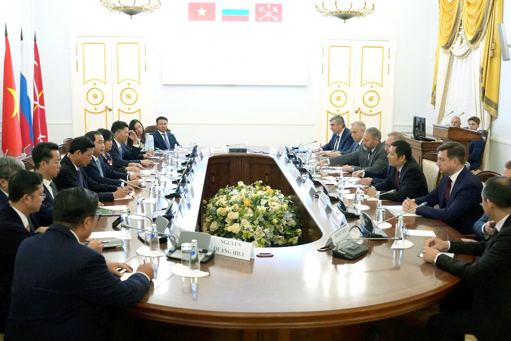 uy-vien-bo-chinh-tri-bi-thu-thanh-uy-ha-noi-tran-duc-thang-va-doan-cong-tac-lam-viec-voi-lanh-dao-thanh-pho-saint-petersburg.-anh-pv.jpg