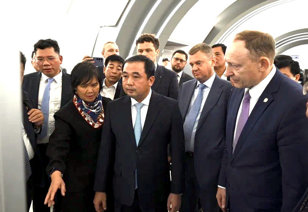 uy-vien-bo-chinh-tri-bi-thu-thanh-uy-ha-noi-tran-duc-thang-va-doan-cong-tac-tham-quan-metro-ngam-cua-thanh-pho-saint-petersburg.jpg