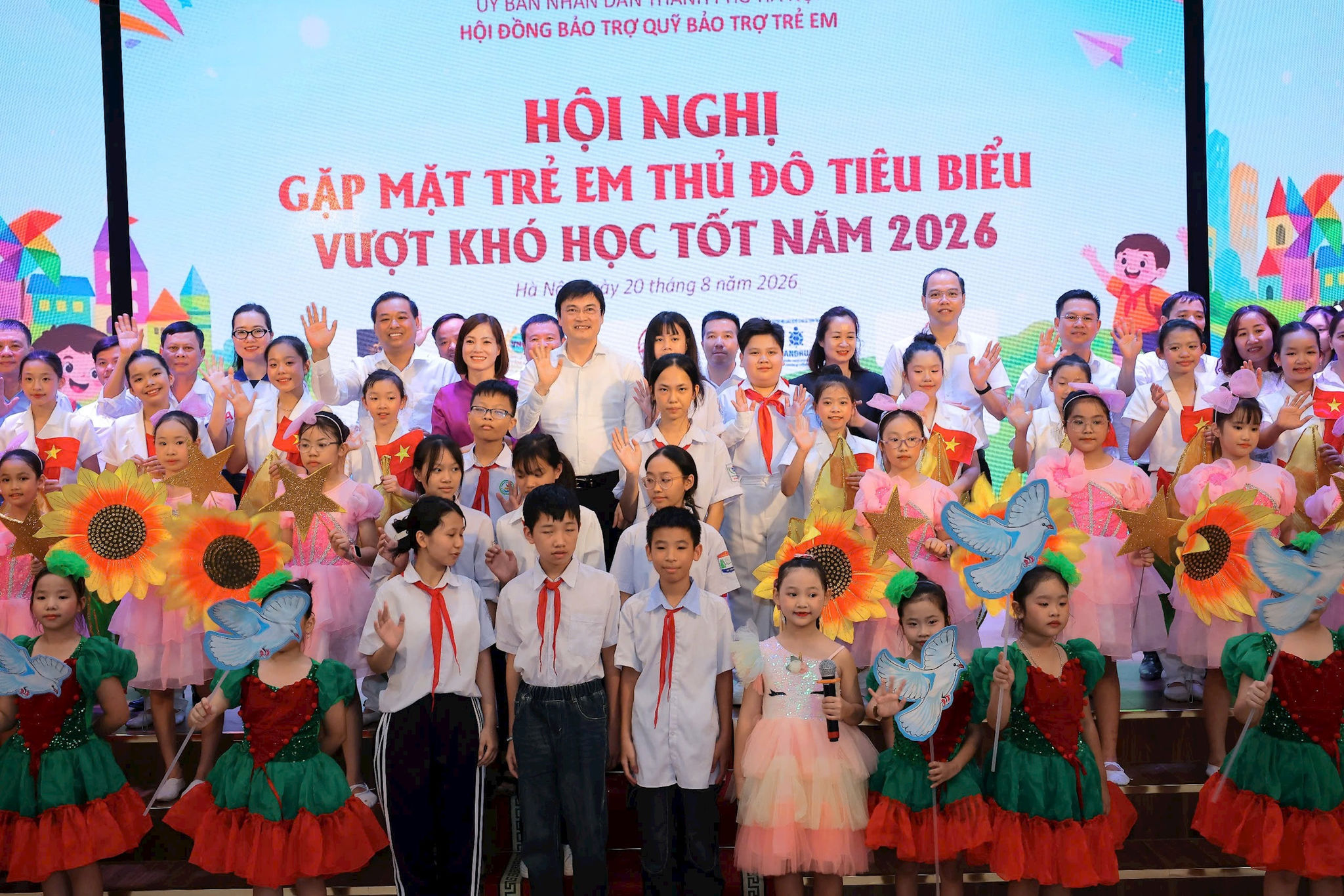 Các đại biểu chung vui cùng trẻ em Thủ đô tiêu biểu vượt khó học tốt. Ảnh: Minh Thu
