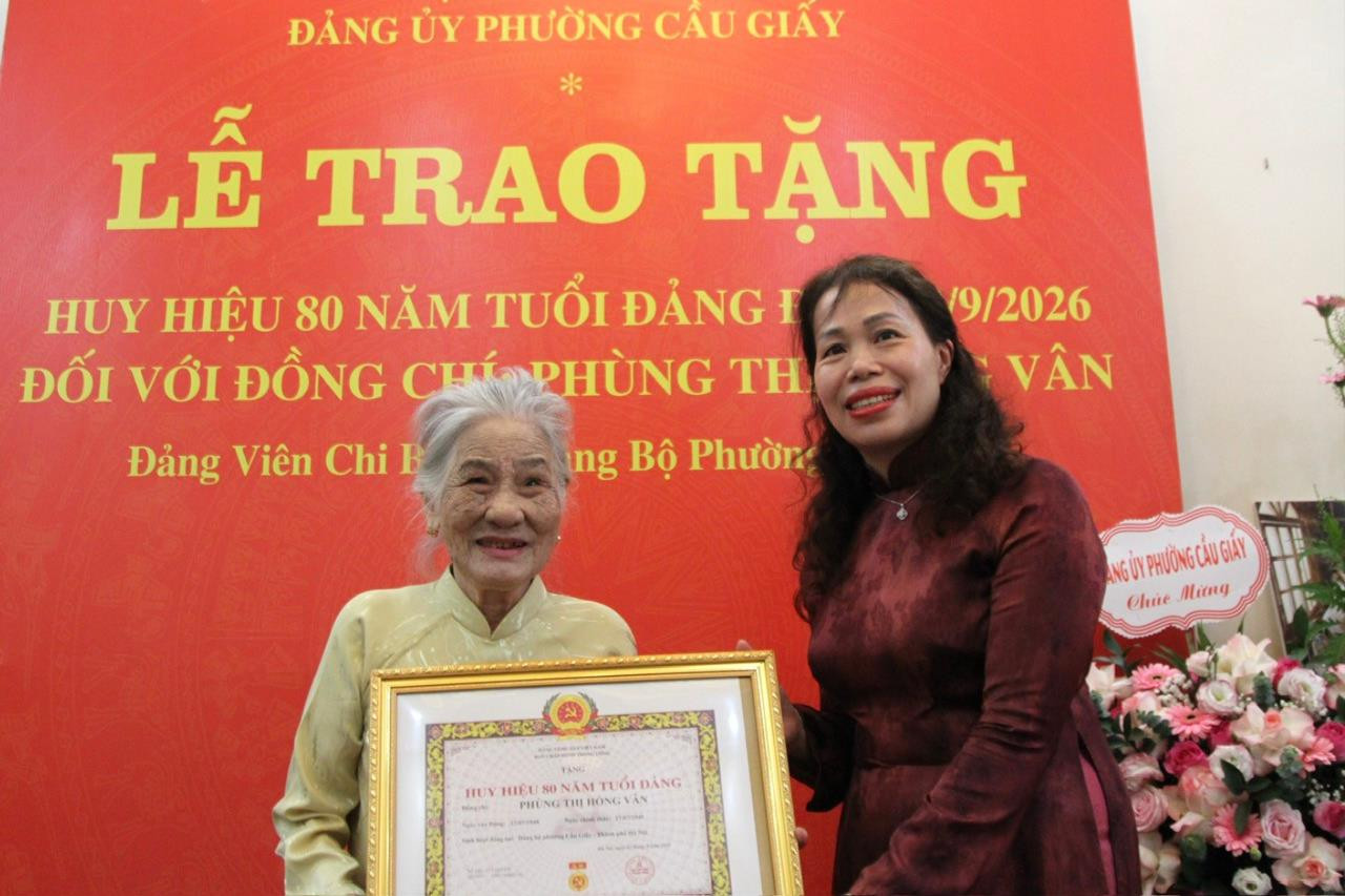 Cầu Giấy trao tặng Huy hiệu 80 năm tuổi Đảng cho đảng viên lão thành