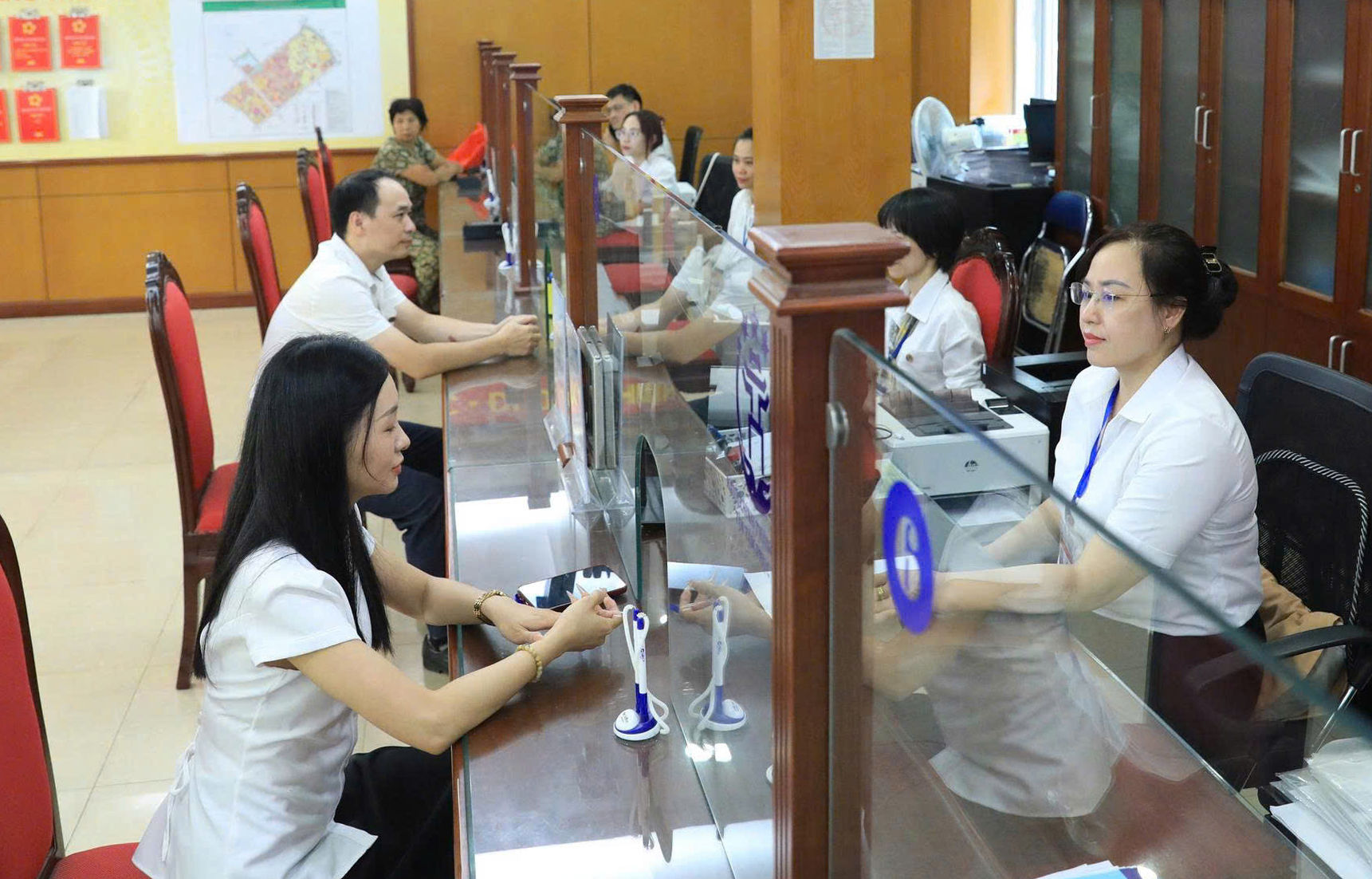 giai-quyet-thu-tuc-cho-nguoi-dan-tai-diem-phuc-vu-hanh-chinh-cong-thanh-xuan.-anh-quang-thai.jpg