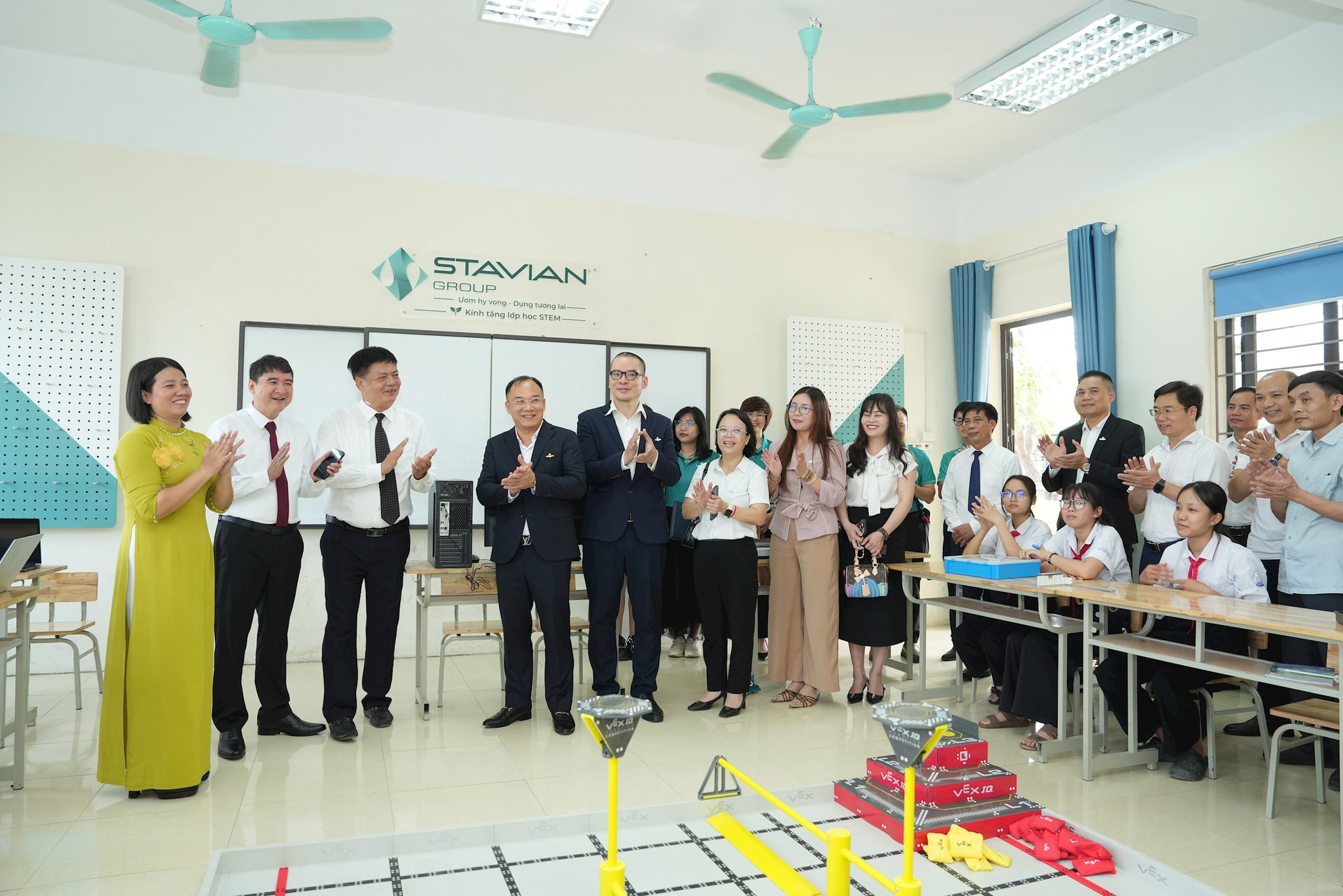 doan-dai-bieu-tai-lop-hoc-stem-tai-truong-thcs-trung-chinh-do-tap-doan-stavian-tai-tro_1.jpg