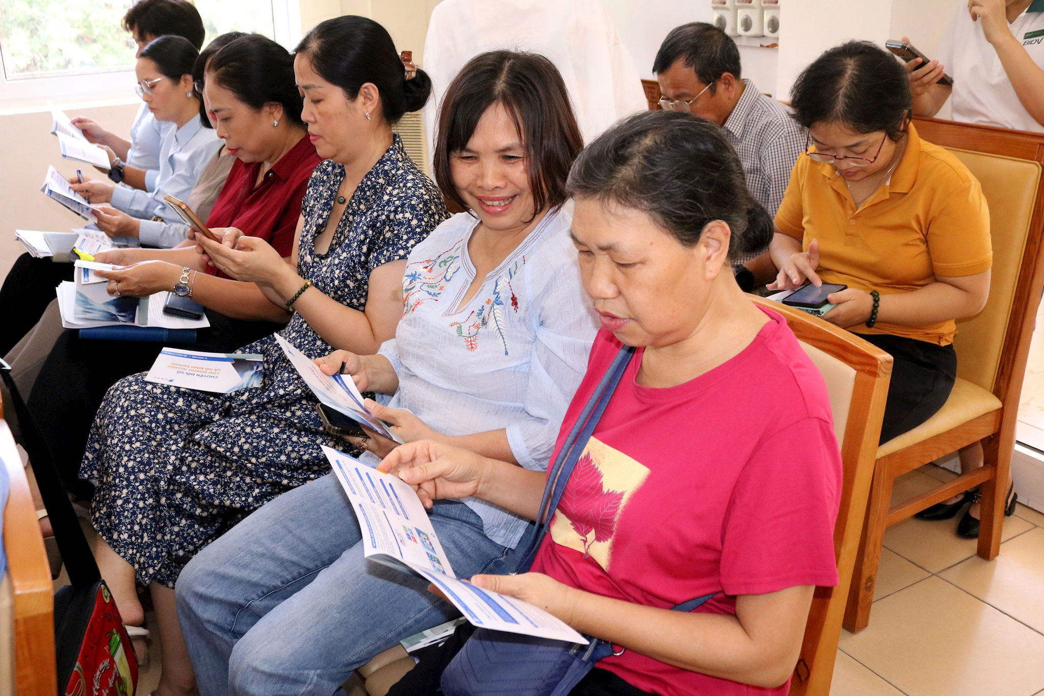 Người dân được hướng dẫn về kinh doanh số. Ảnh