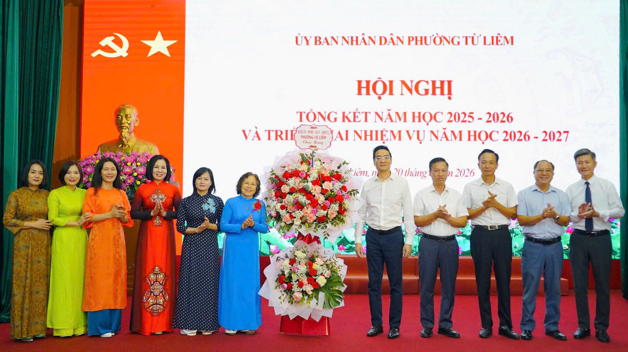 Lãnh đạo phường Từ Liêm chúc mừng ngành Giáo dục phường. Ảnh: PV